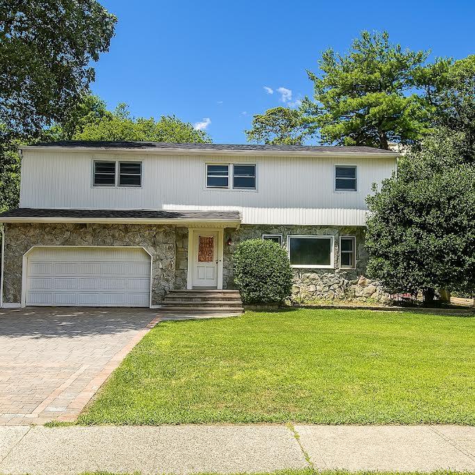 4 Terry Court, North Babylon, NY 11703