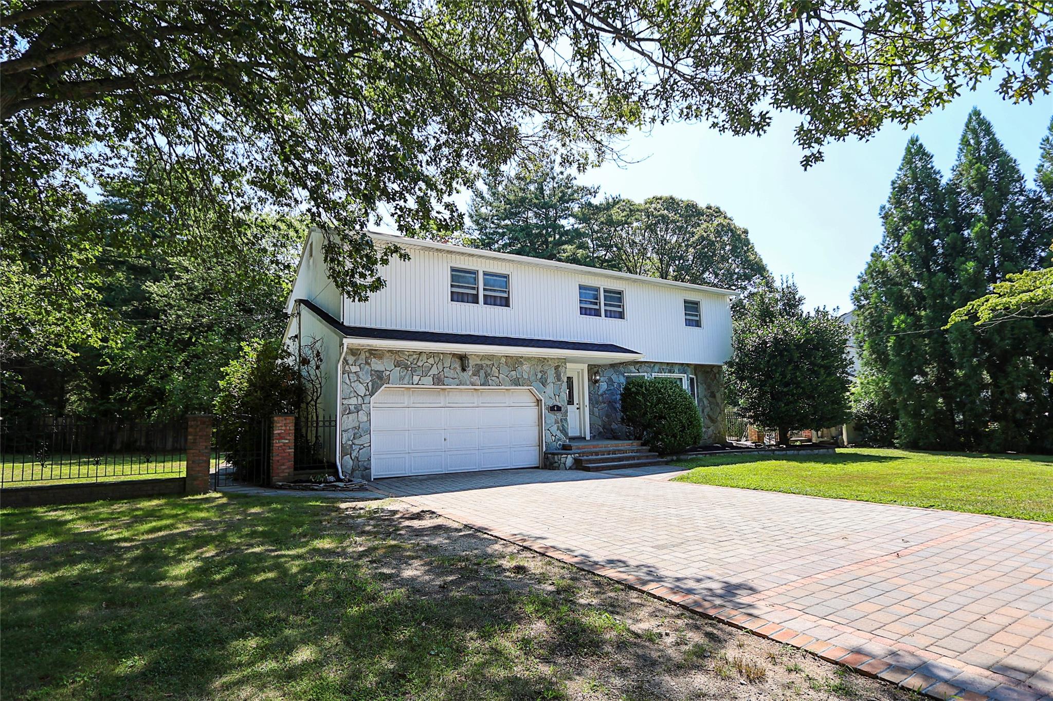 4 Terry Court, North Babylon, NY 11703
