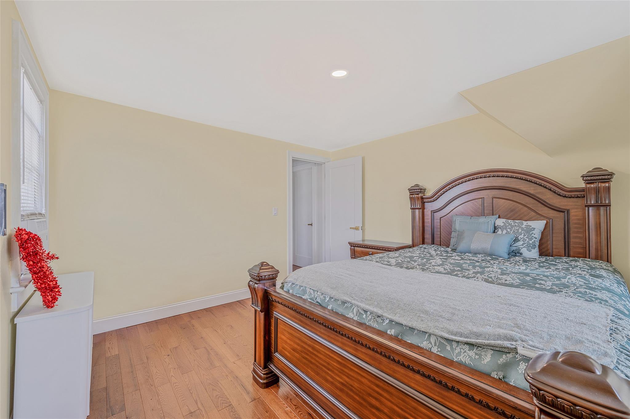 16 Felton Avenue, Valley Stream, NY 11580