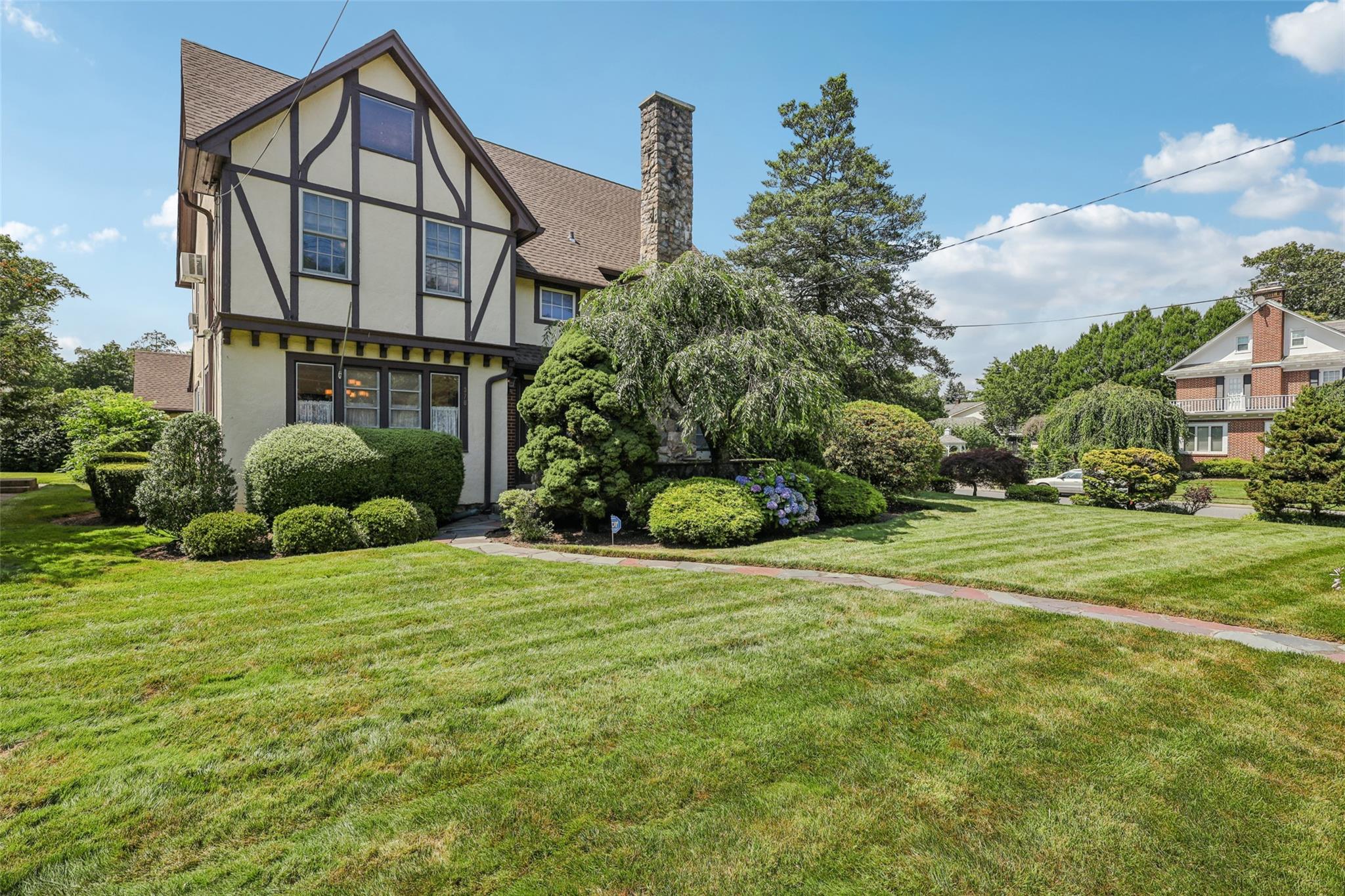 370 Hempstead Avenue, Rockville Centre, NY 11570