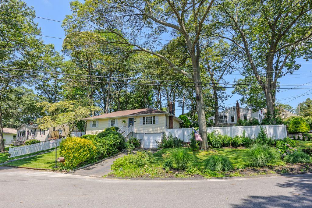15 Sayville Road, Sound Beach, NY 11789