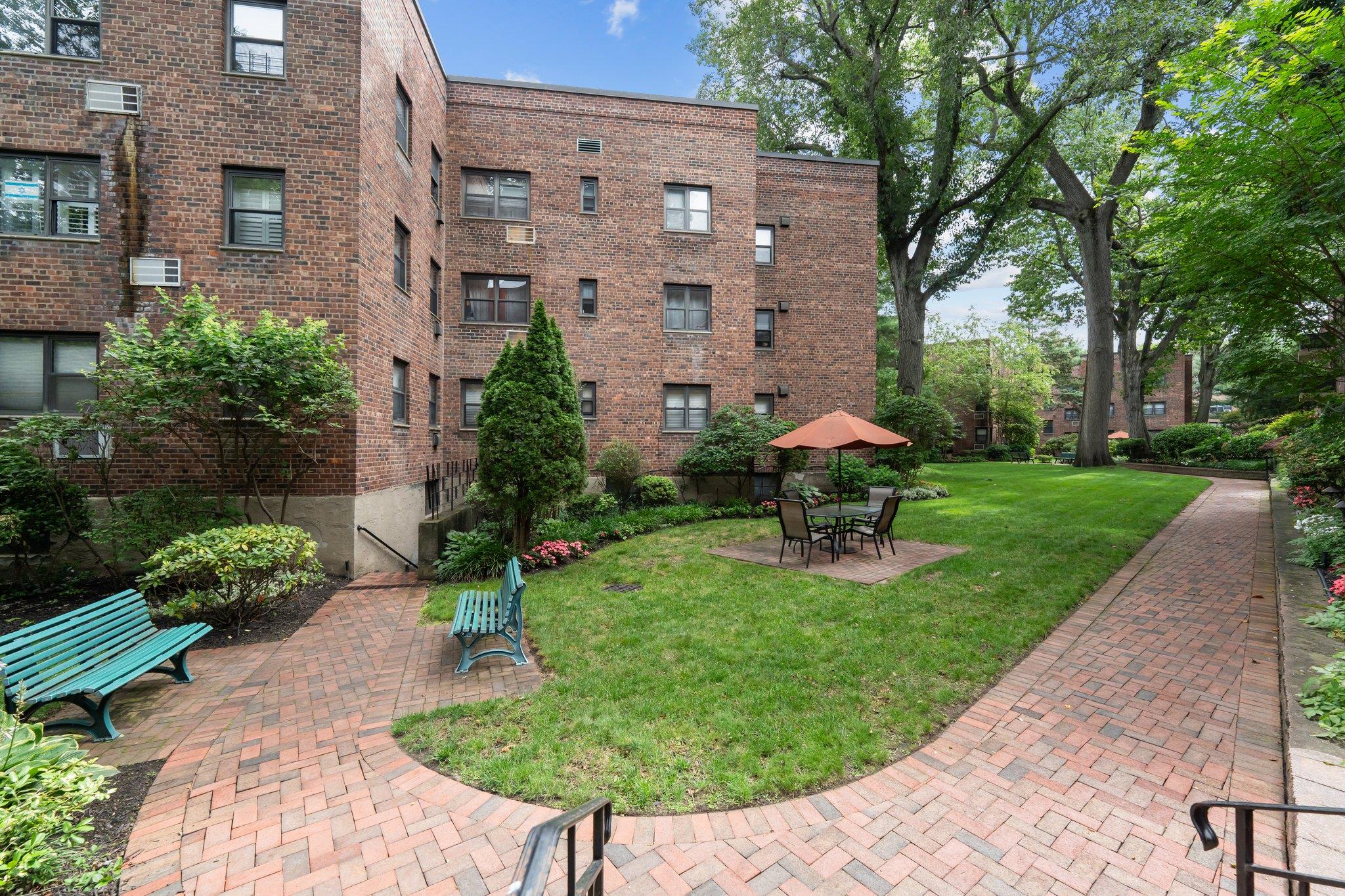 35 Knightsbridge Road Road # 1G, Great Neck, NY 11021