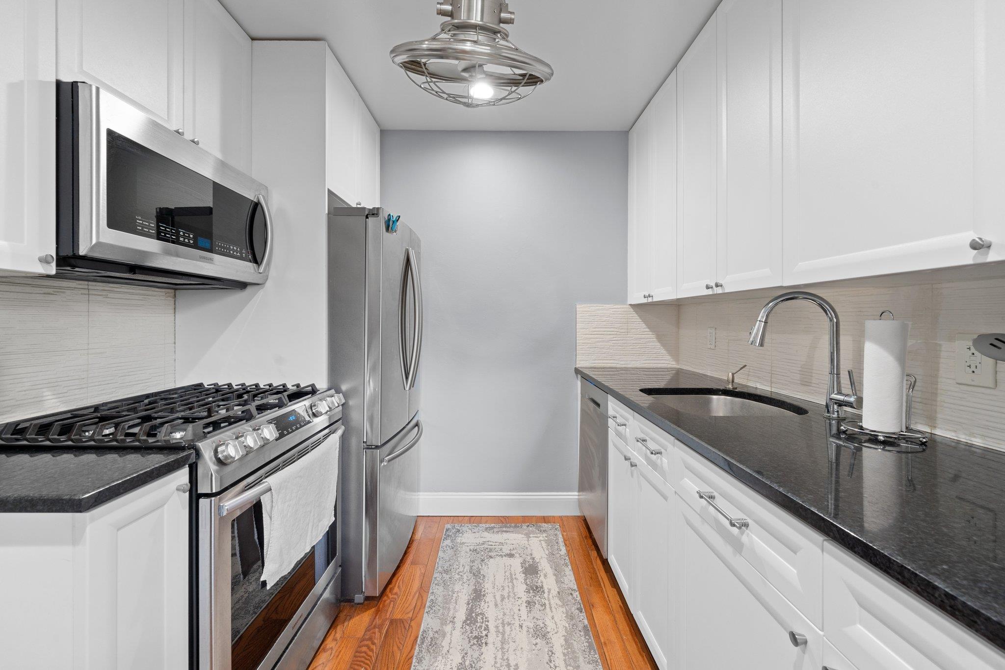 35 Knightsbridge Road Road # 1G, Great Neck, NY 11021