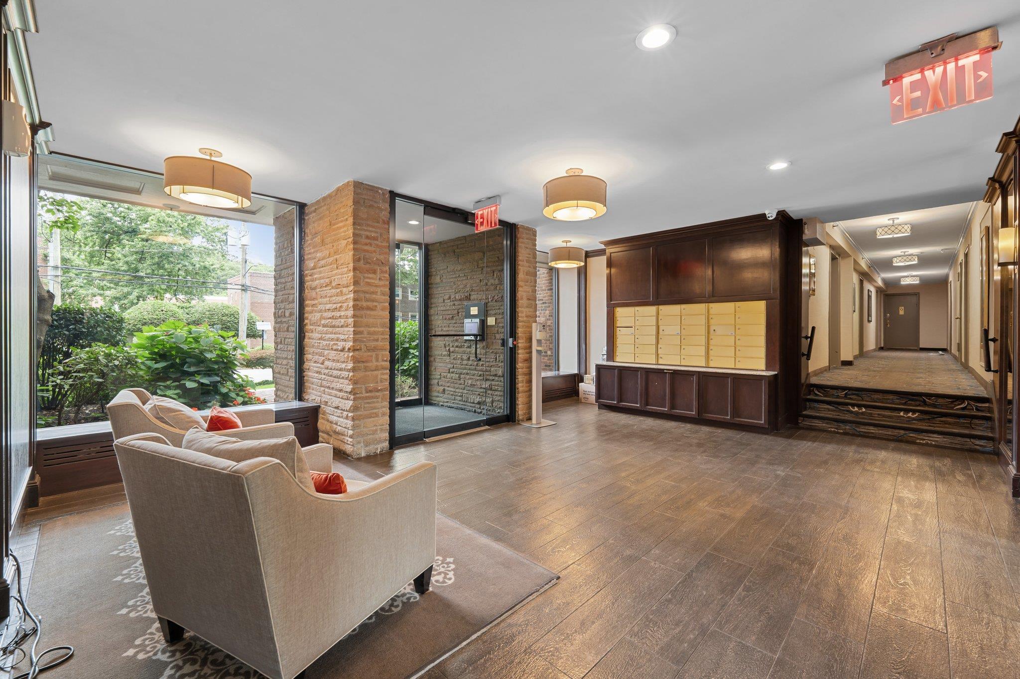 35 Knightsbridge Road Road # 1G, Great Neck, NY 11021