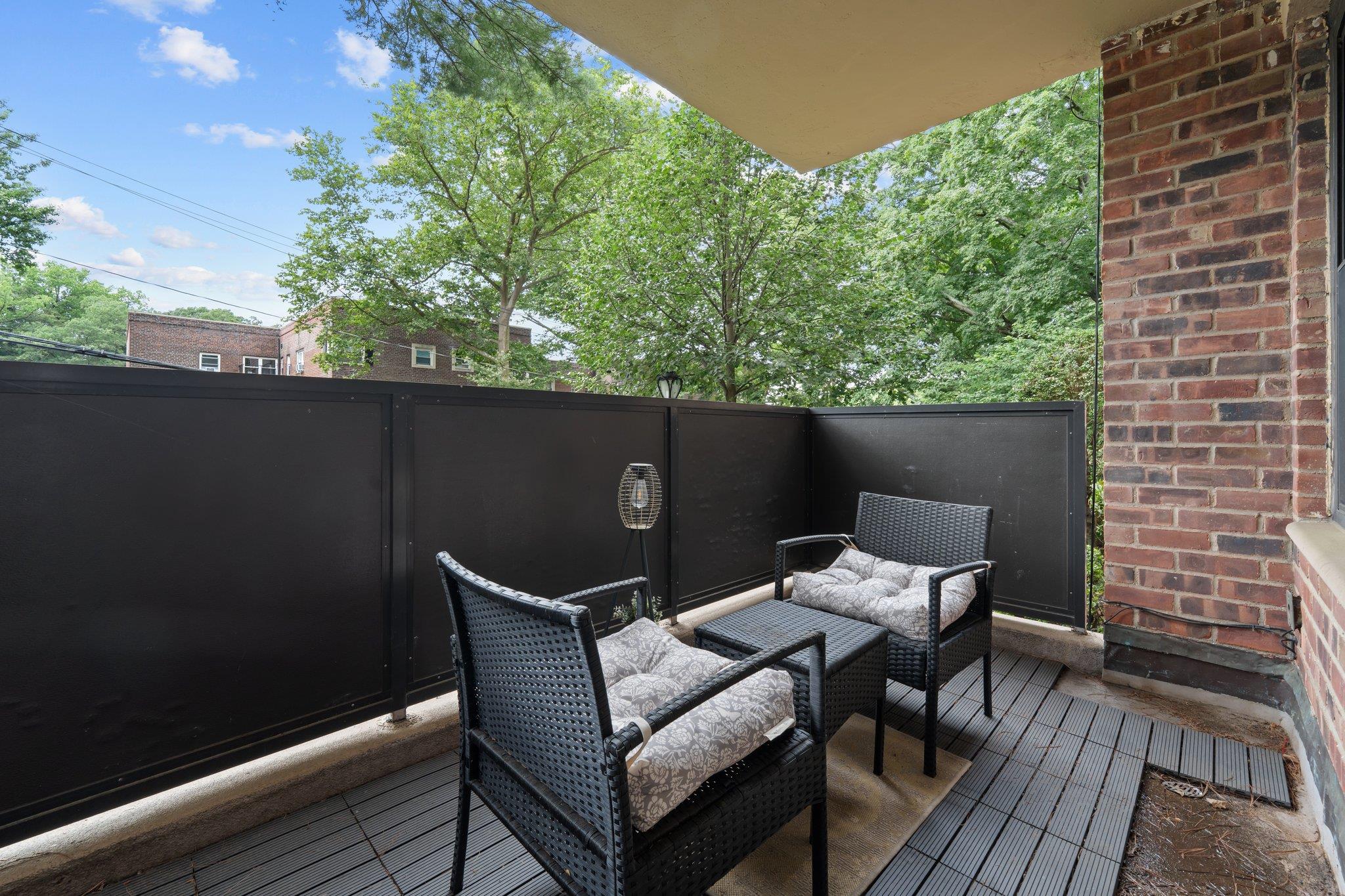 35 Knightsbridge Road Road # 1G, Great Neck, NY 11021