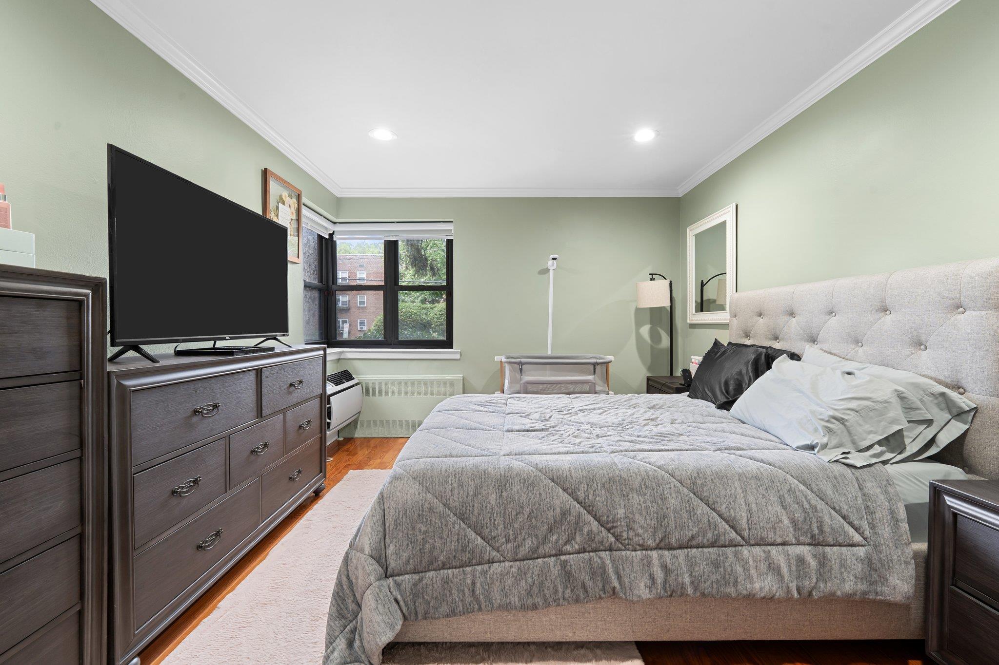 35 Knightsbridge Road Road # 1G, Great Neck, NY 11021