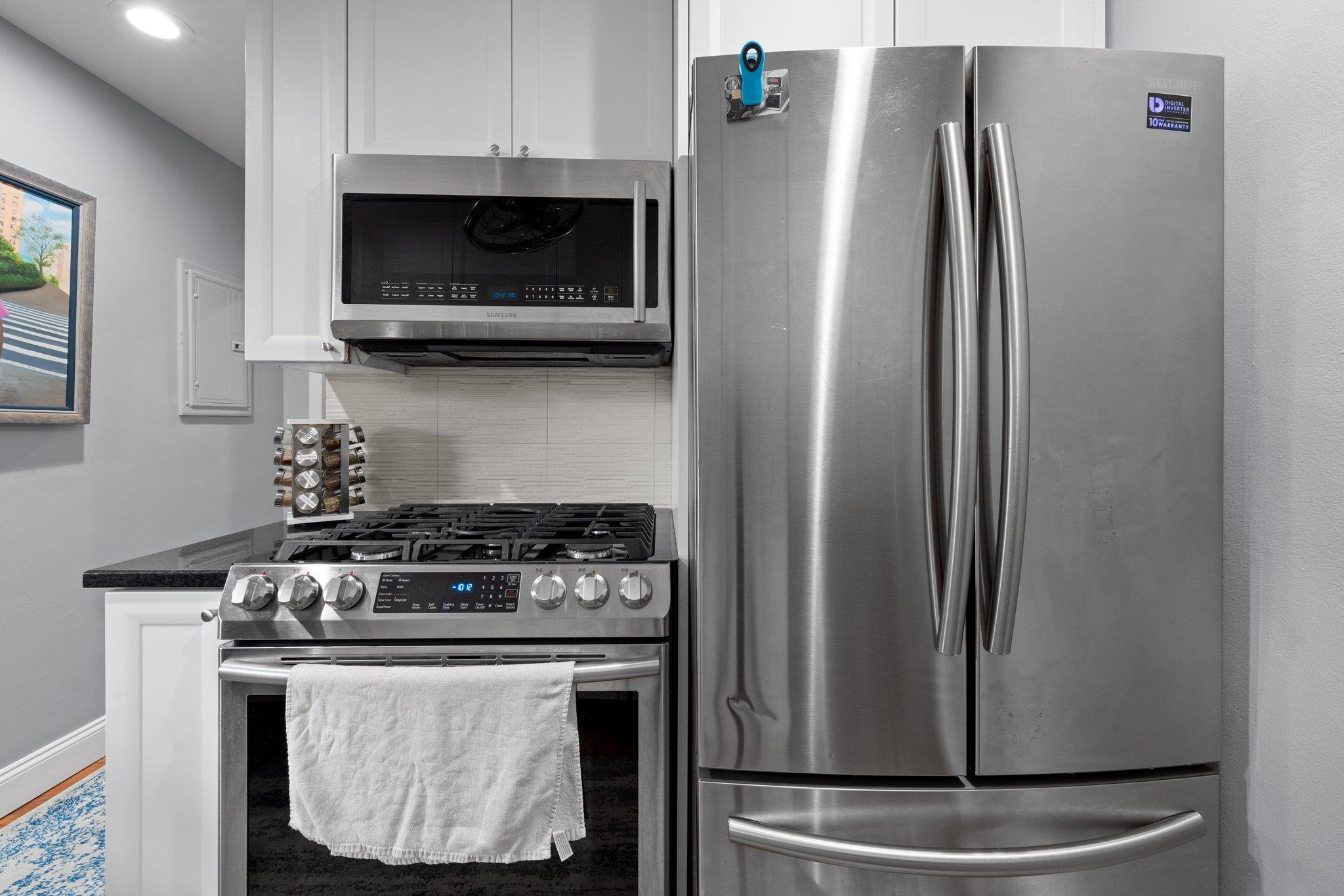 35 Knightsbridge Road Road # 1G, Great Neck, NY 11021