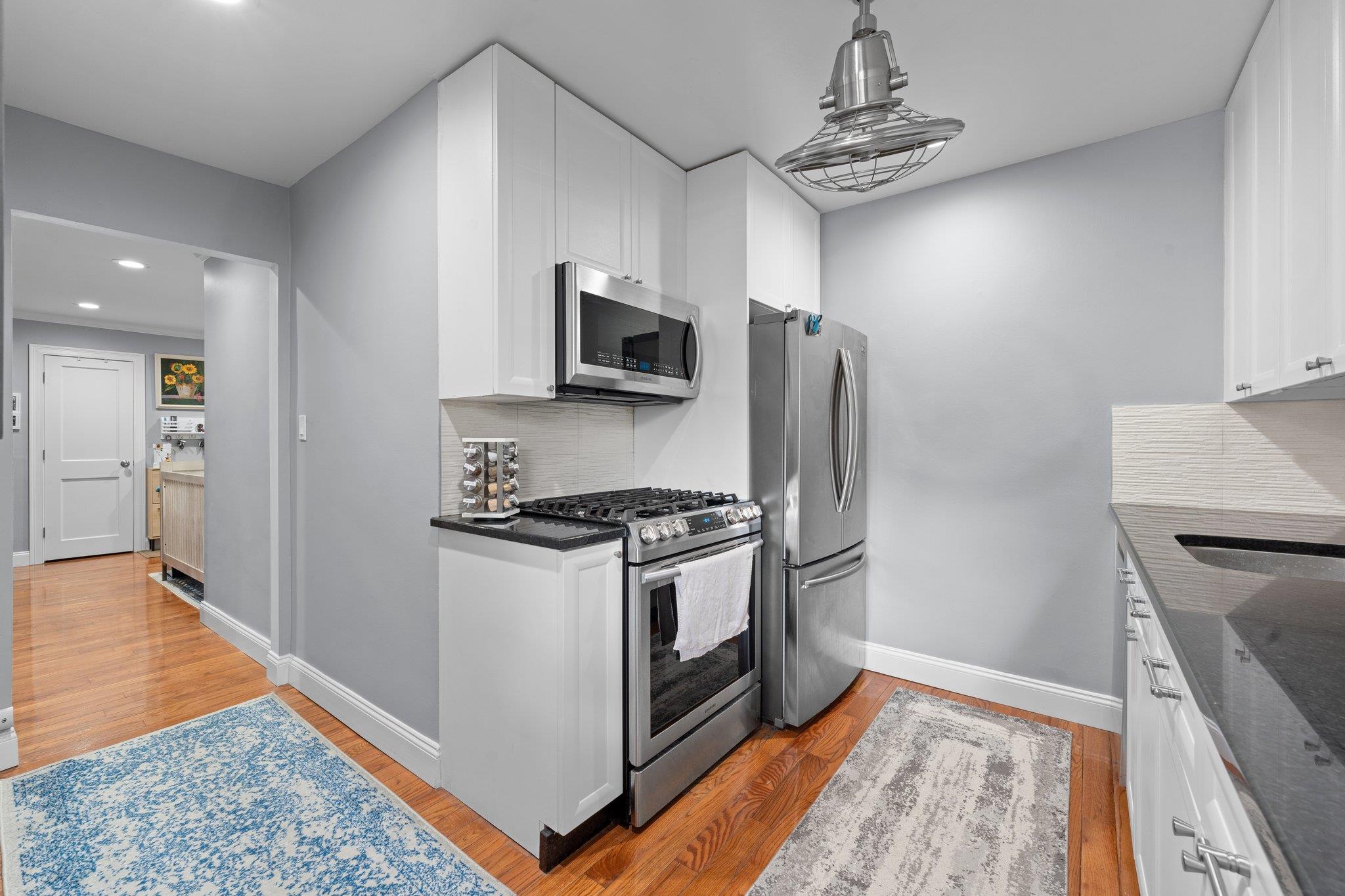 35 Knightsbridge Road Road # 1G, Great Neck, NY 11021