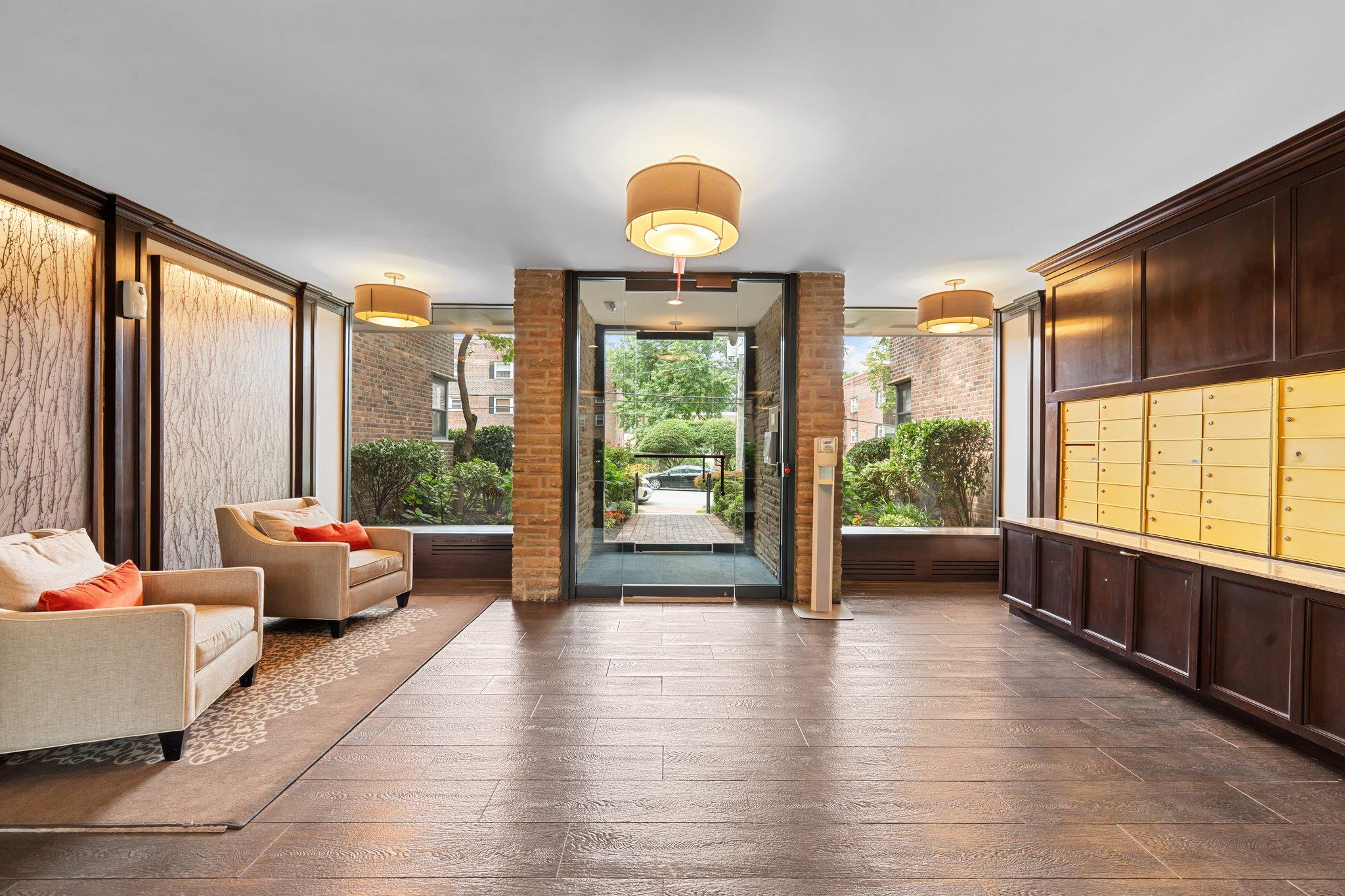 35 Knightsbridge Road Road # 1G, Great Neck, NY 11021