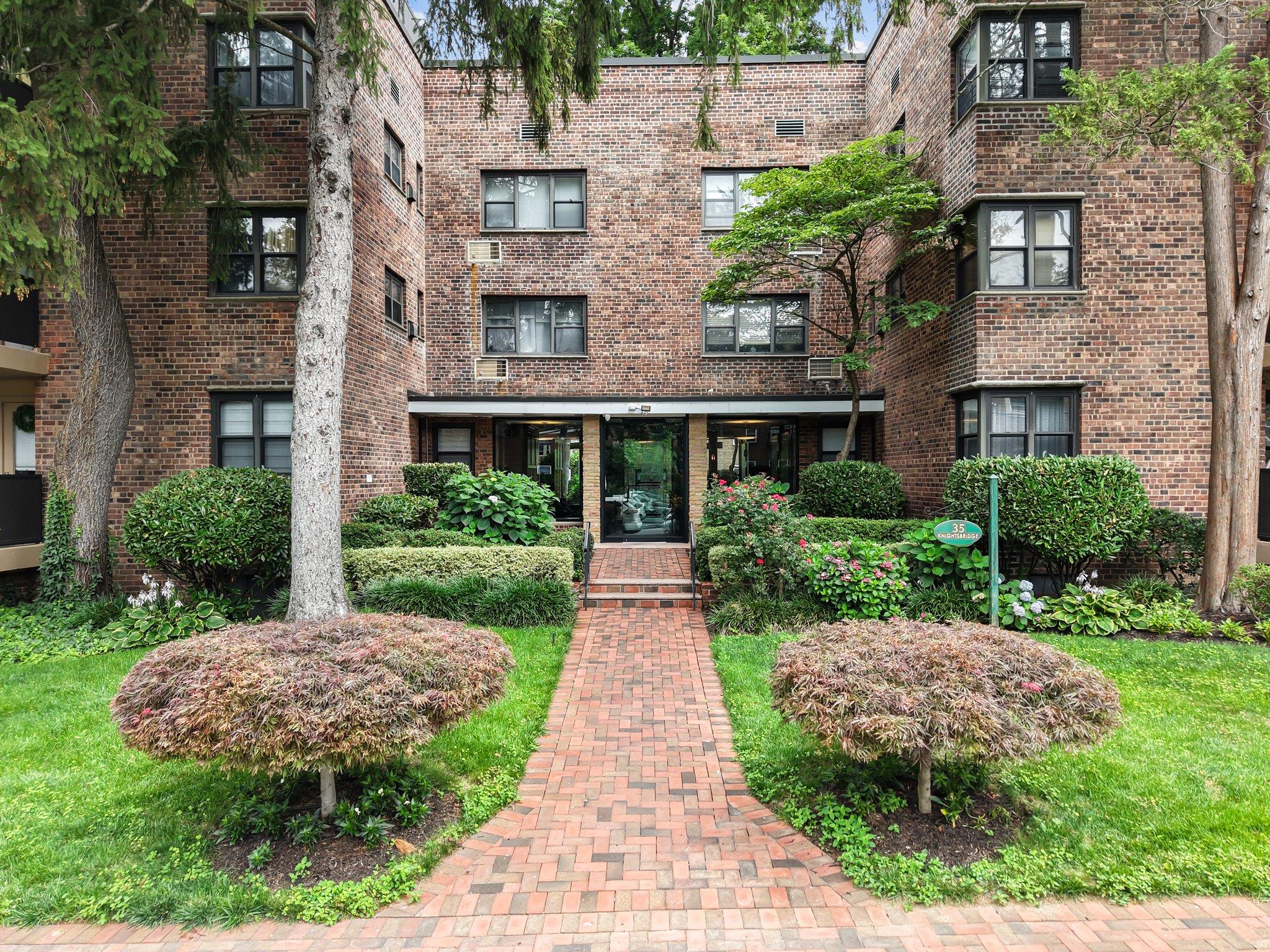 35 Knightsbridge Road Road # 1G, Great Neck, NY 11021