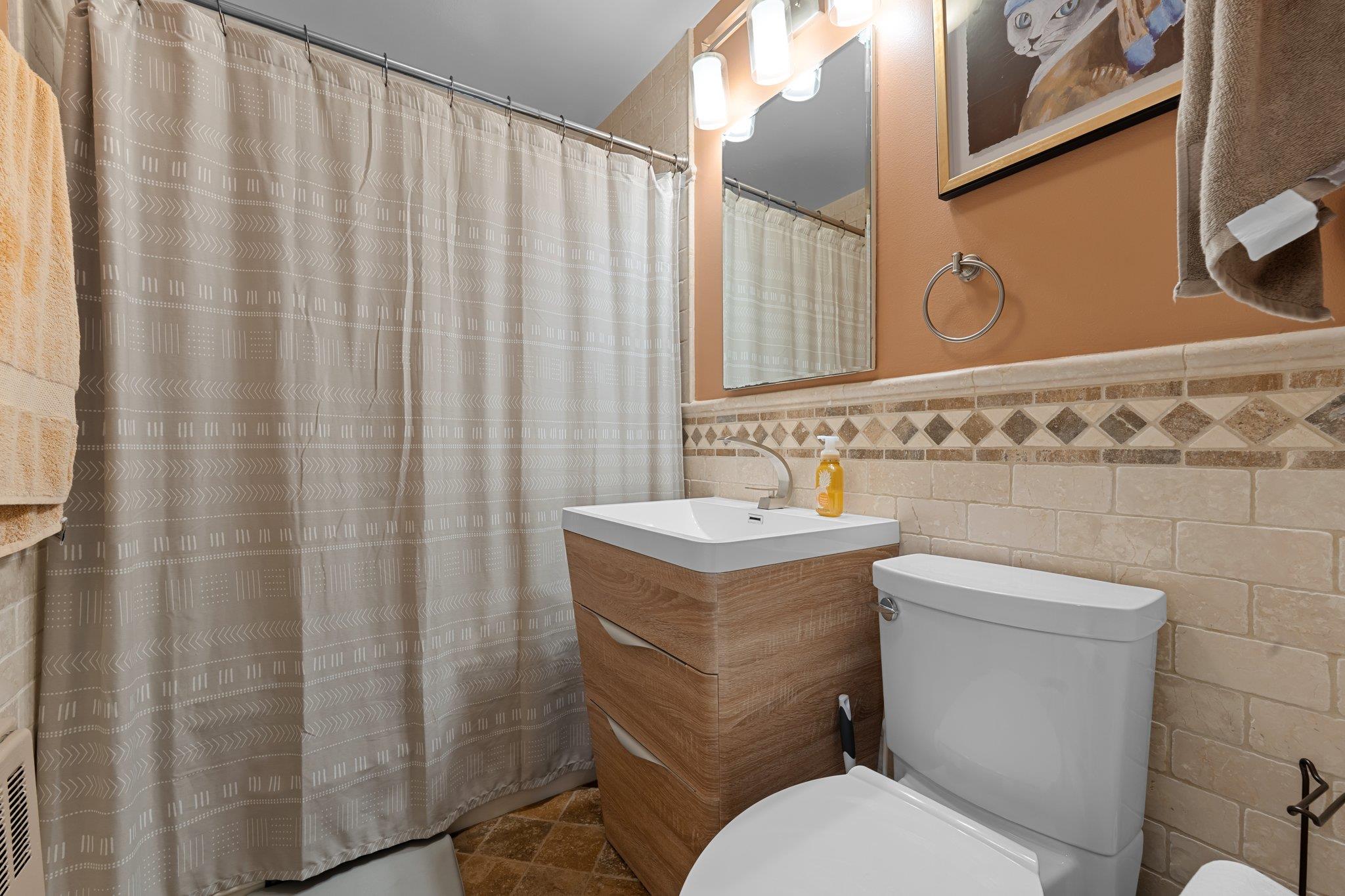 35 Knightsbridge Road Road # 1G, Great Neck, NY 11021