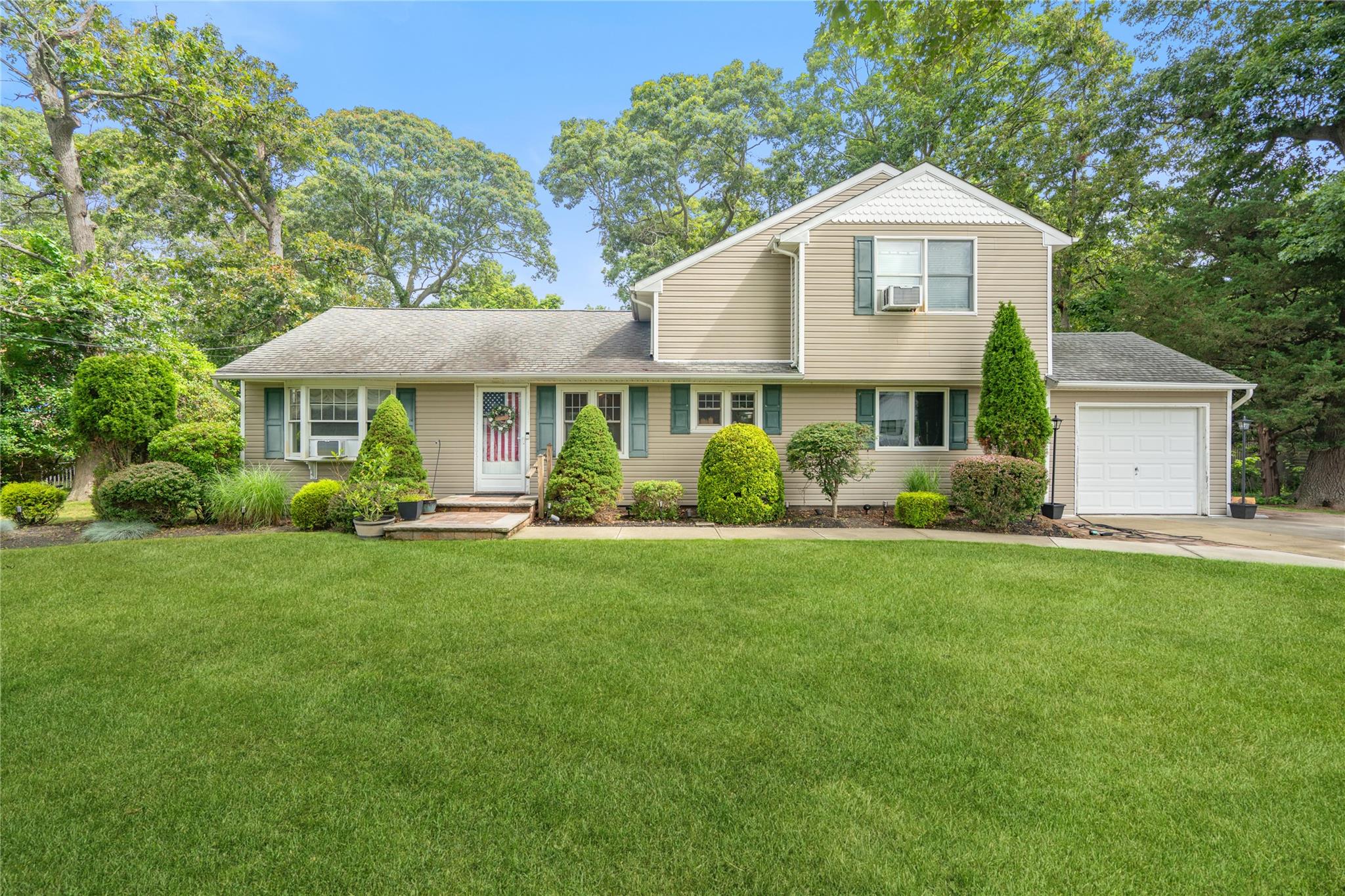 3 Lilly Court, Moriches, NY 11955
