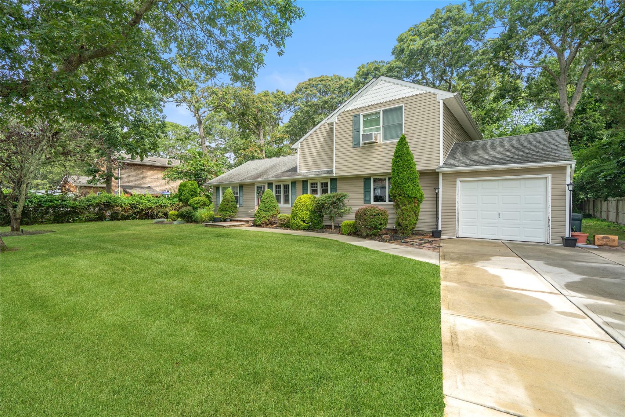 3 Lilly Court, Moriches, NY 11955