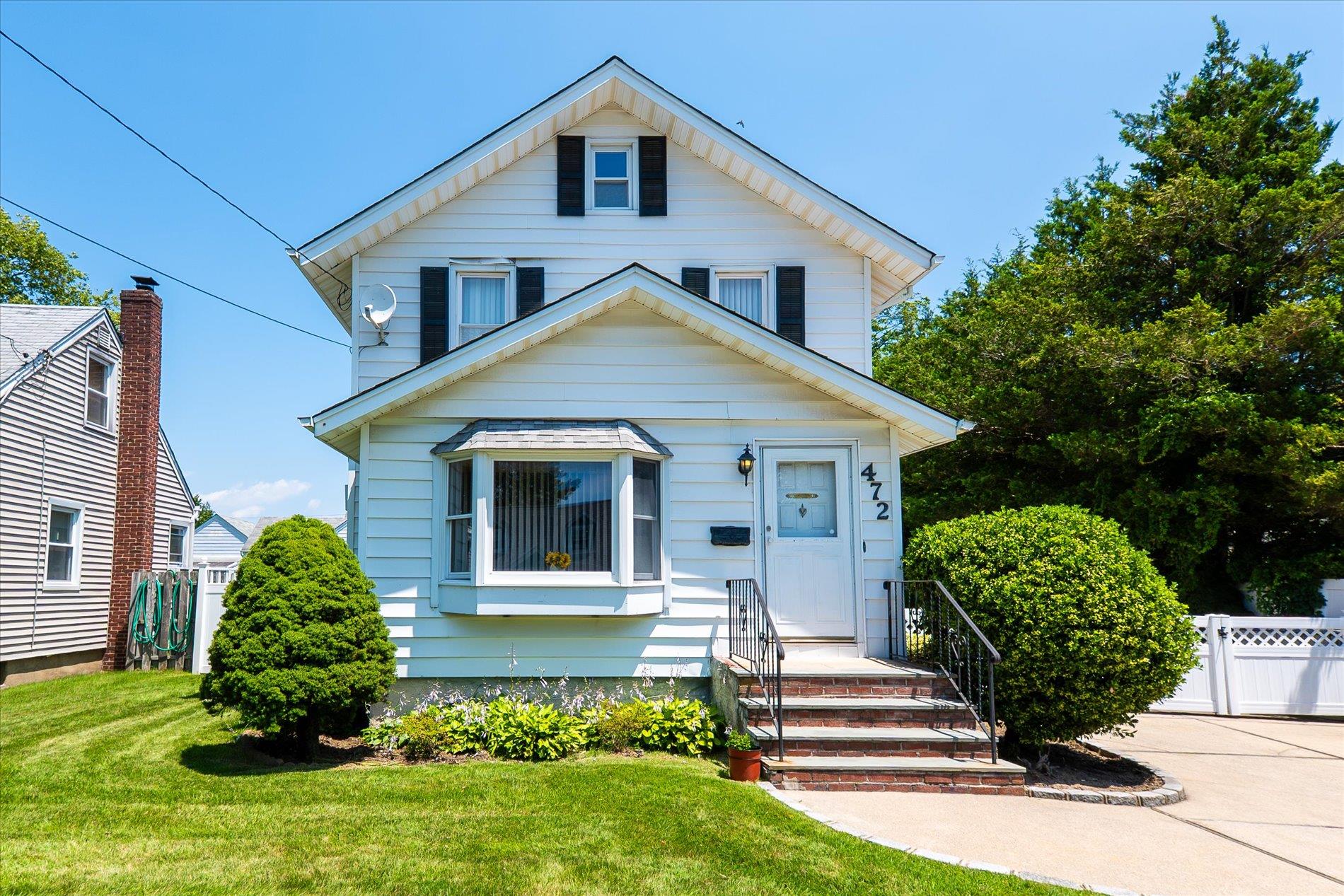 472 S 3rd Street, Lindenhurst, NY 11757