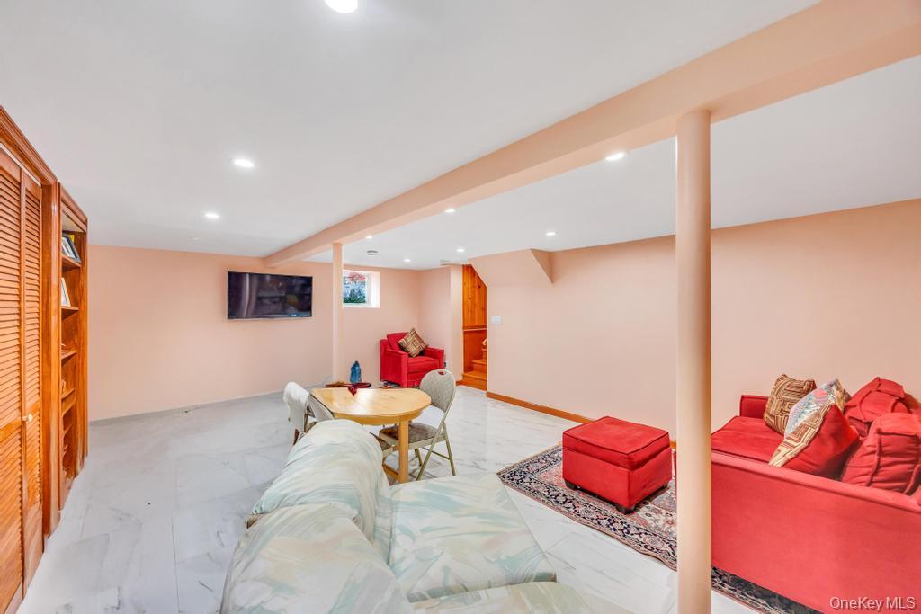 9 Waverly Place, Valley Stream, NY 11580