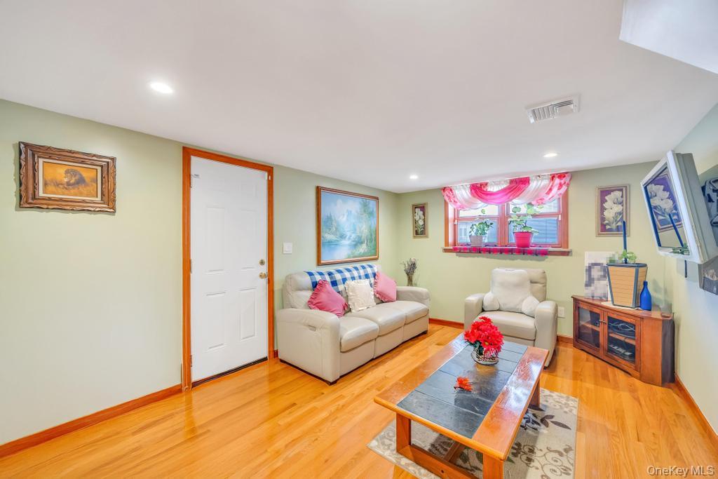 9 Waverly Place, Valley Stream, NY 11580