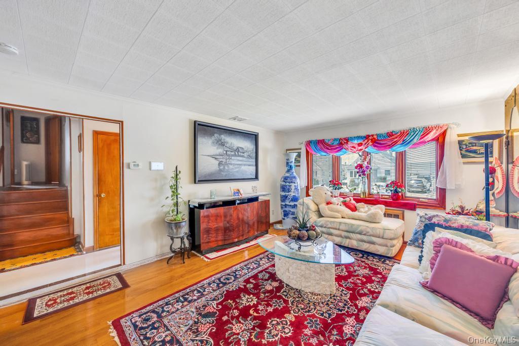 9 Waverly Place, Valley Stream, NY 11580