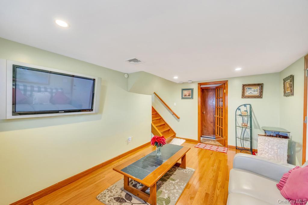 9 Waverly Place, Valley Stream, NY 11580