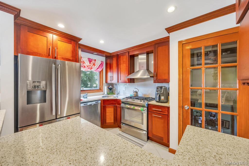 9 Waverly Place, Valley Stream, NY 11580