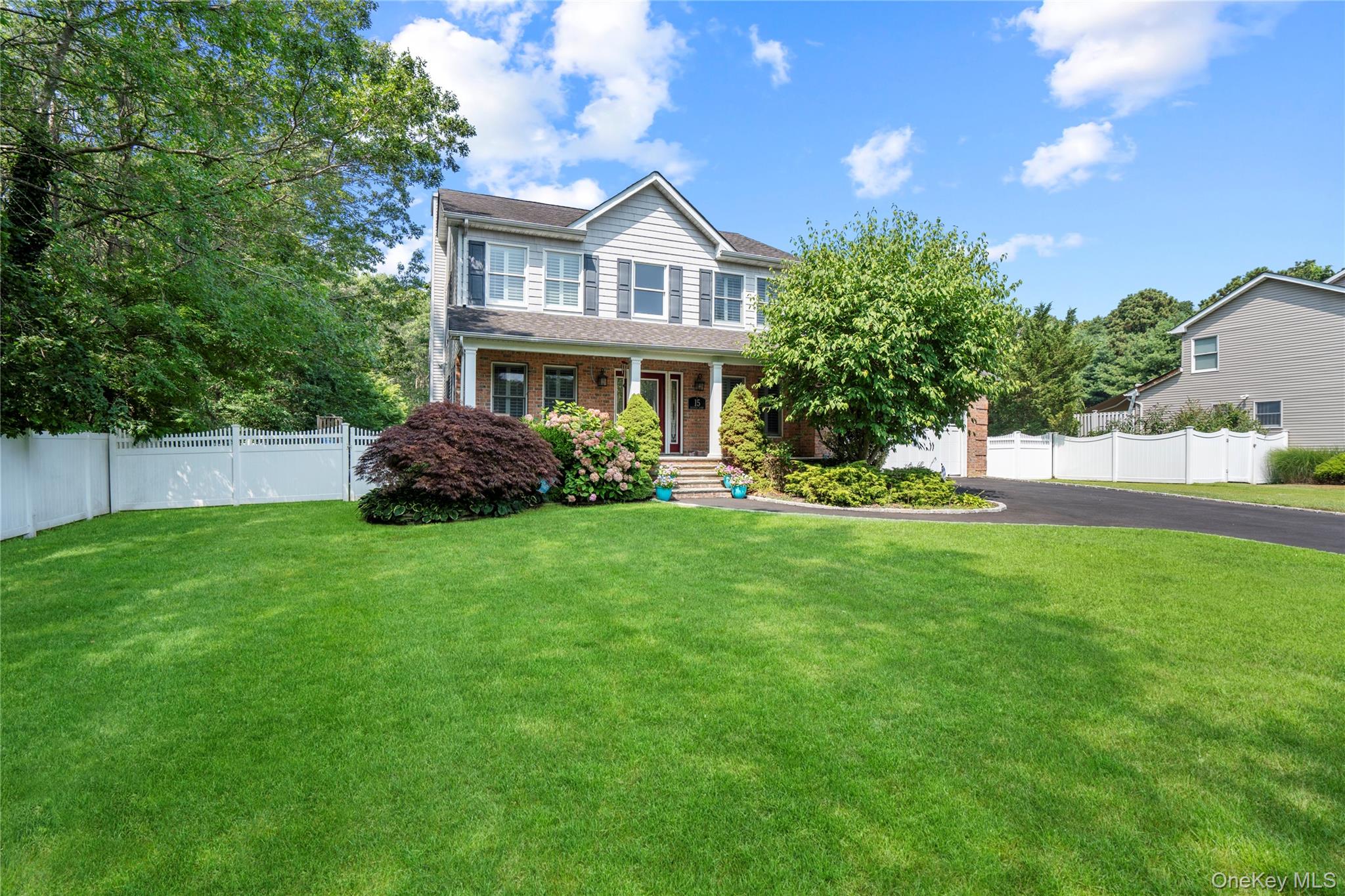 15 Victoria Court, Oakdale, NY 11769