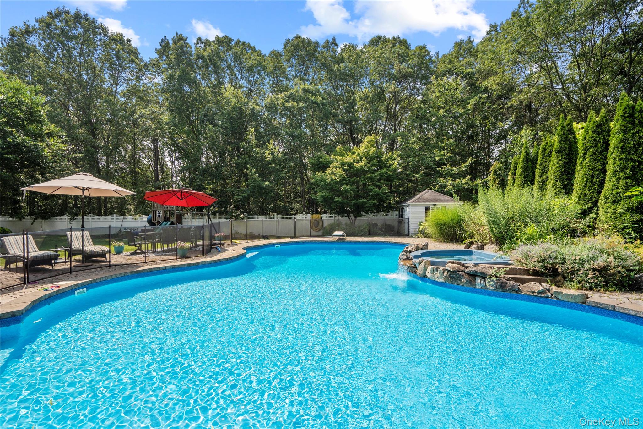 15 Victoria Court, Oakdale, NY 11769