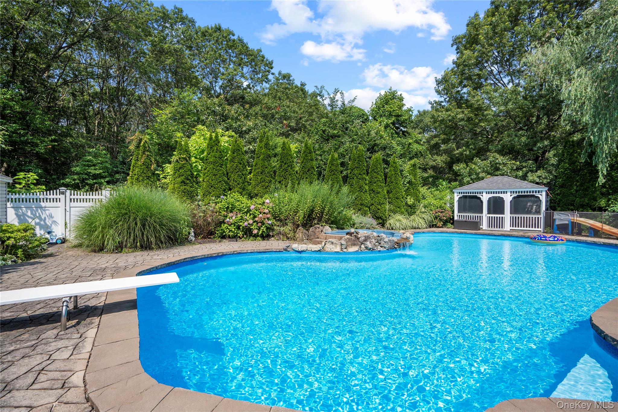 15 Victoria Court, Oakdale, NY 11769