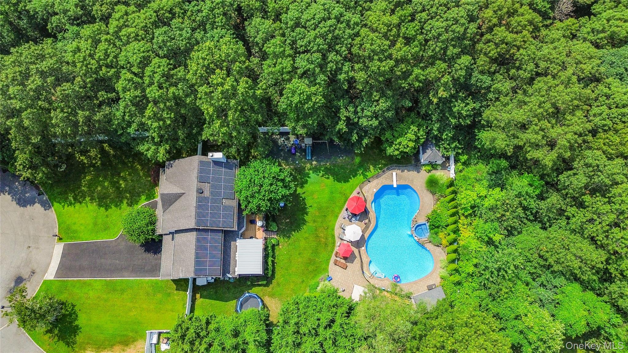 15 Victoria Court, Oakdale, NY 11769