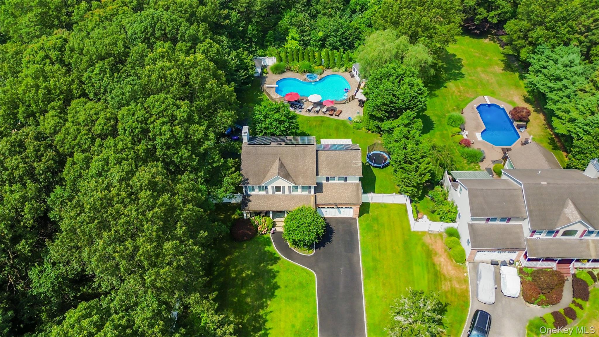 15 Victoria Court, Oakdale, NY 11769