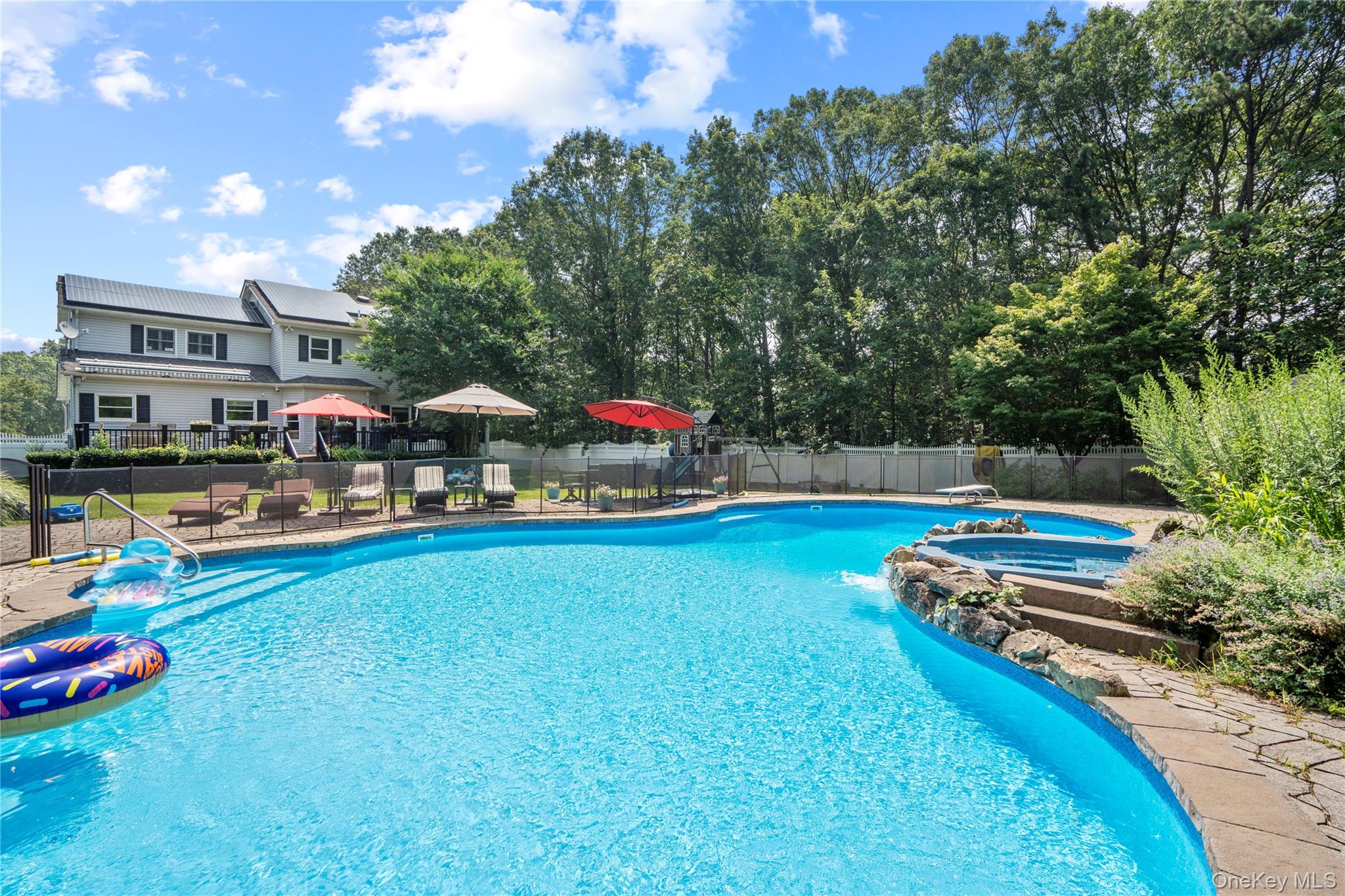 15 Victoria Court, Oakdale, NY 11769