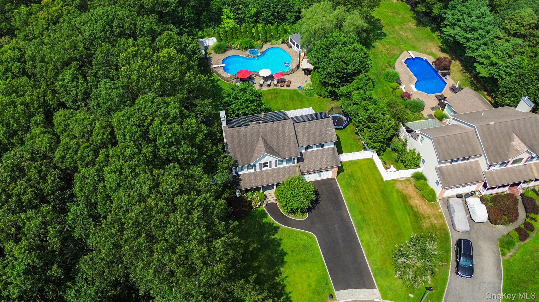 15 Victoria Court, Oakdale, NY 11769