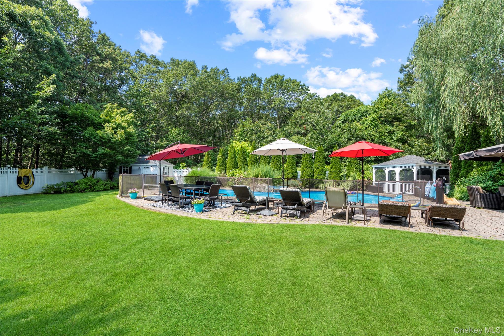 15 Victoria Court, Oakdale, NY 11769