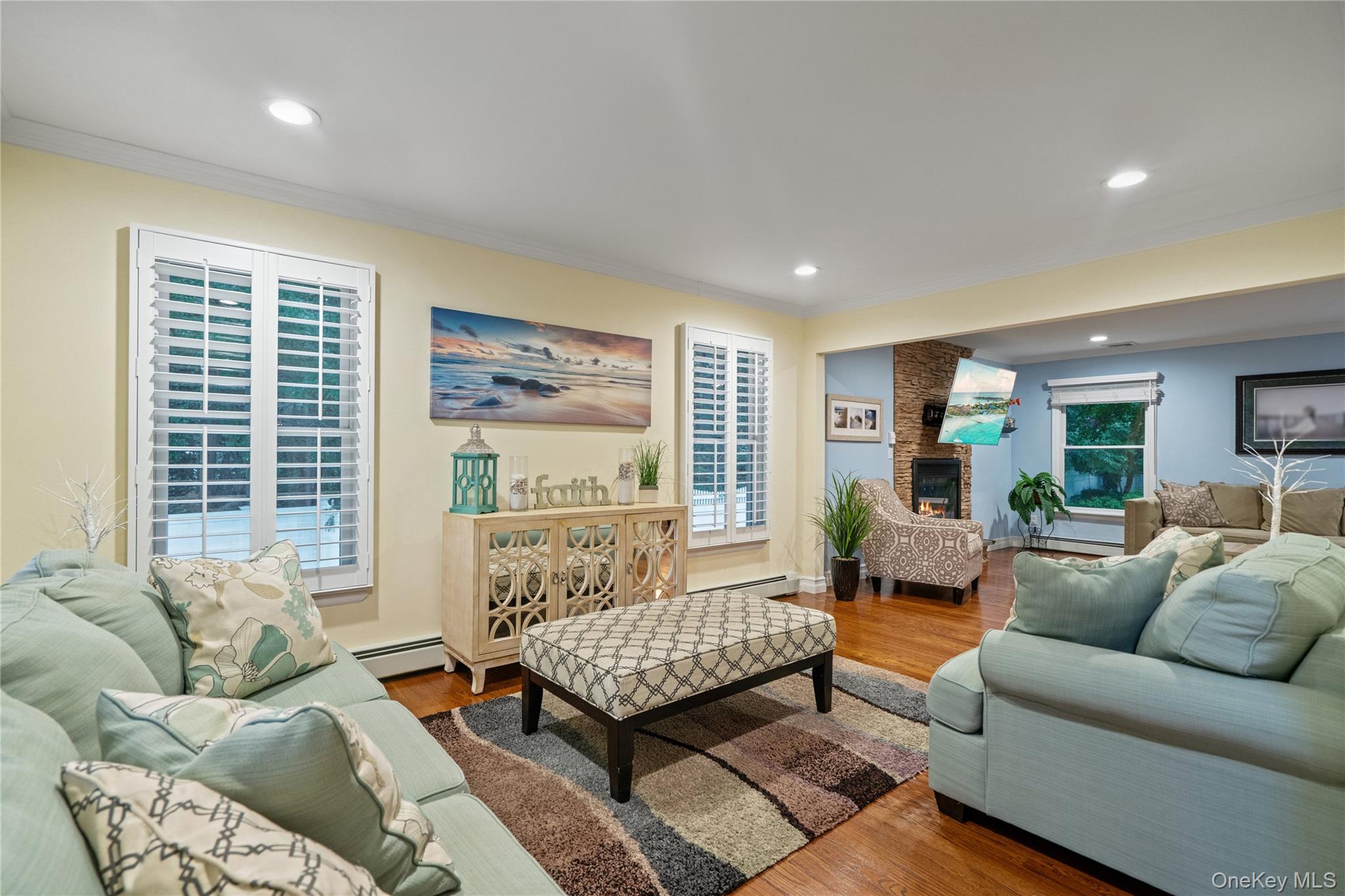 15 Victoria Court, Oakdale, NY 11769