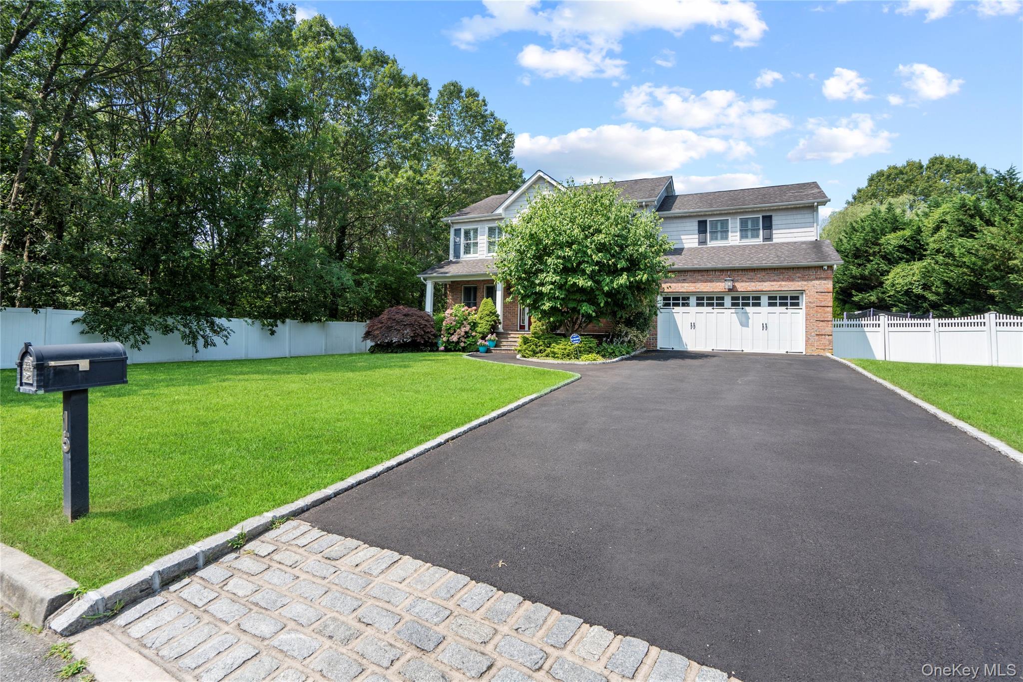 15 Victoria Court, Oakdale, NY 11769