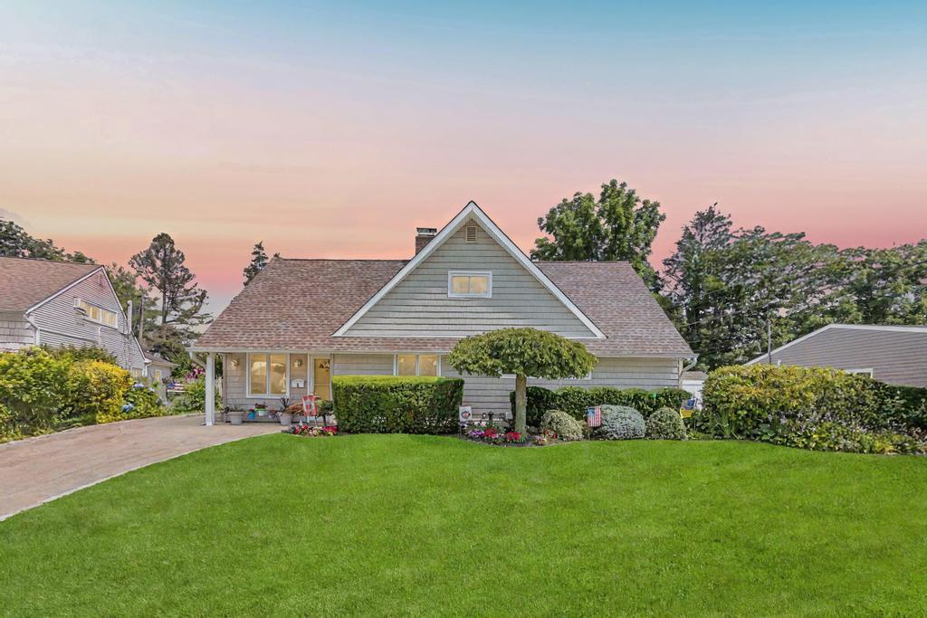 6 Bridge Lane, Hicksville, NY 11801