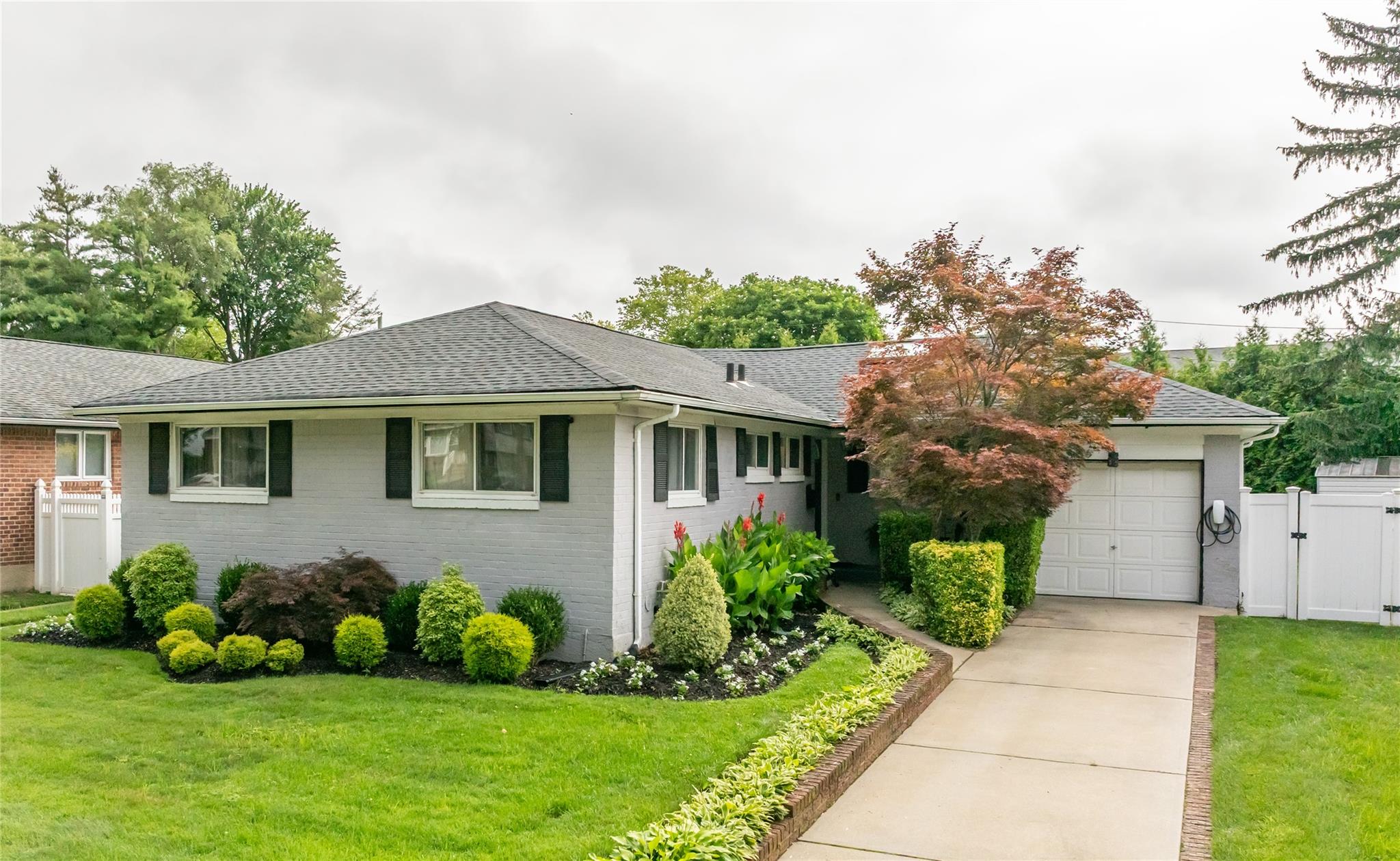 66 Central Park Road, Plainview, NY 11803