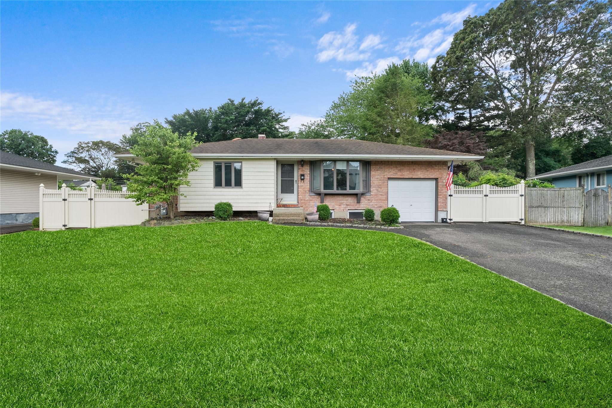 12 Donna Lane, Commack, NY 11725
