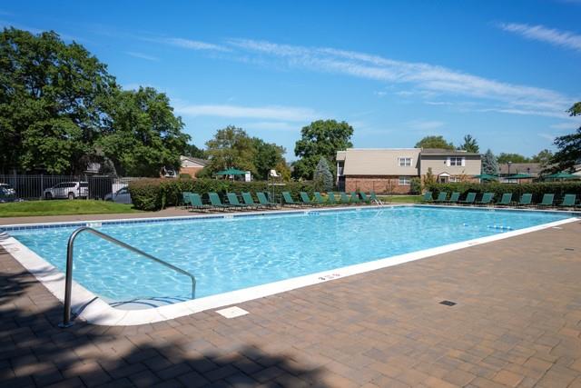 5 Westwood Drive # 08, Westbury, NY 11590