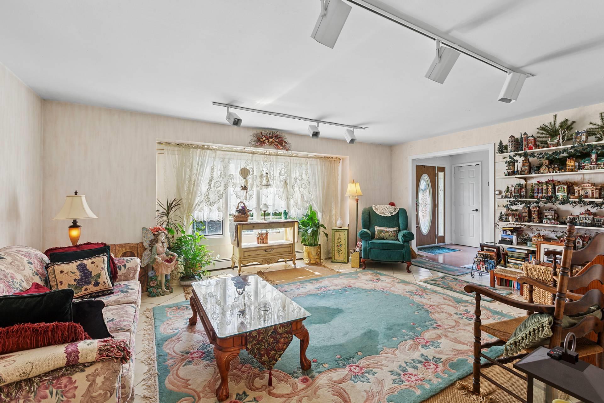 9 Marydale Lane, Bellport, NY 11719