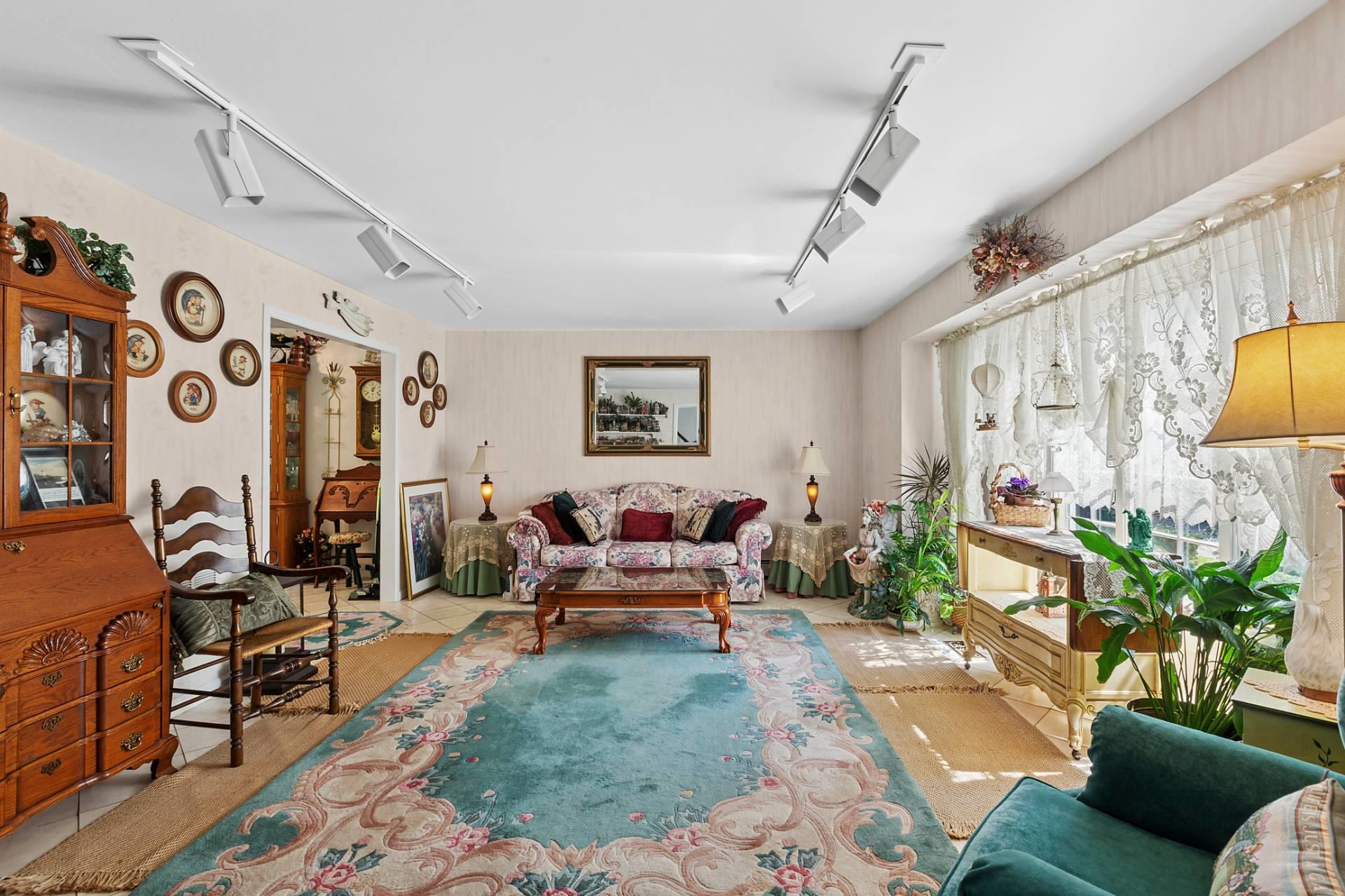 9 Marydale Lane, Bellport, NY 11719