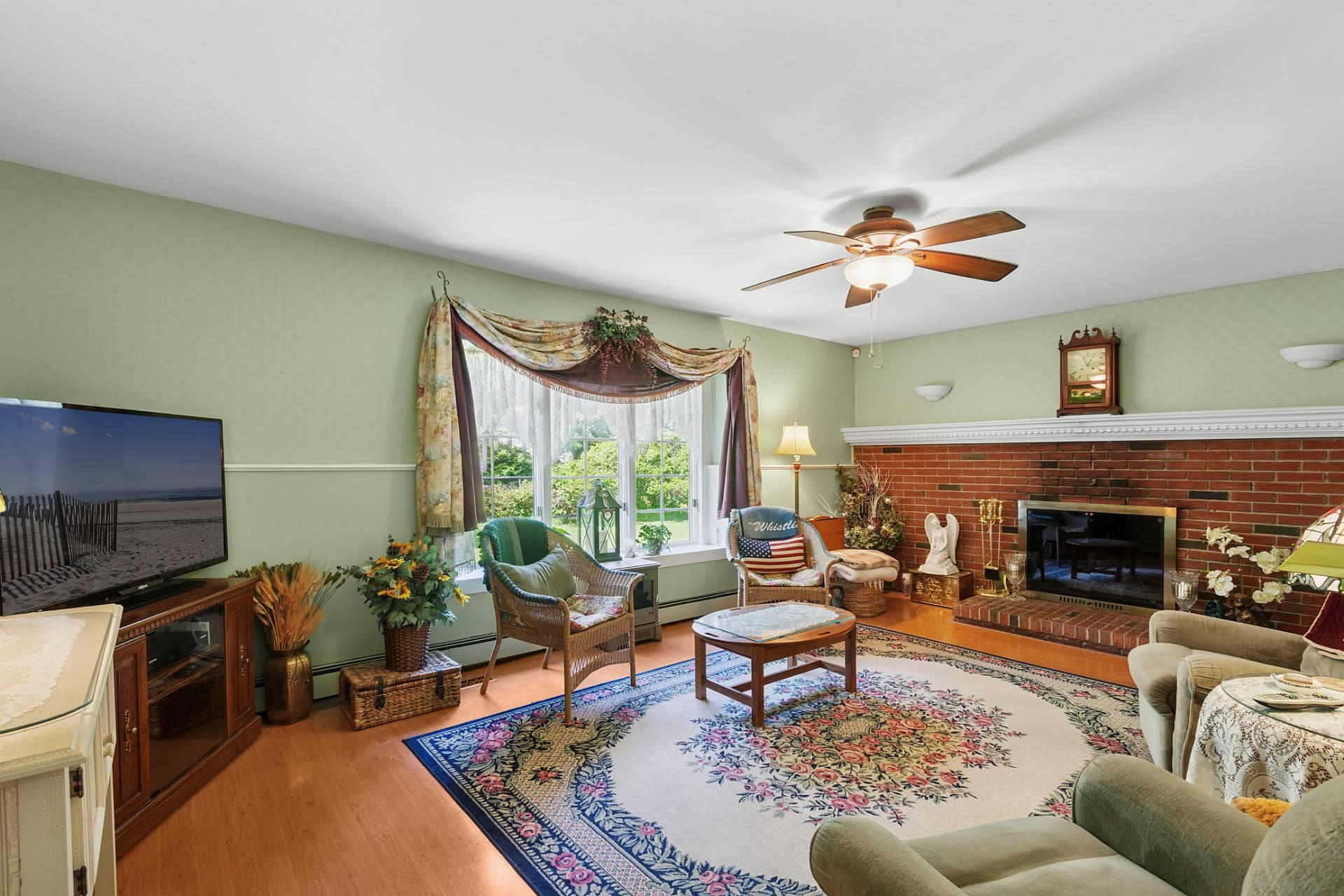 9 Marydale Lane, Bellport, NY 11719