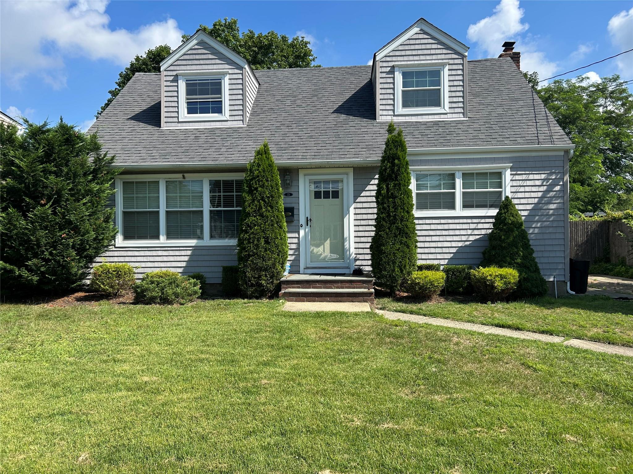 73 N Kings Avenue, Massapequa, NY 11758