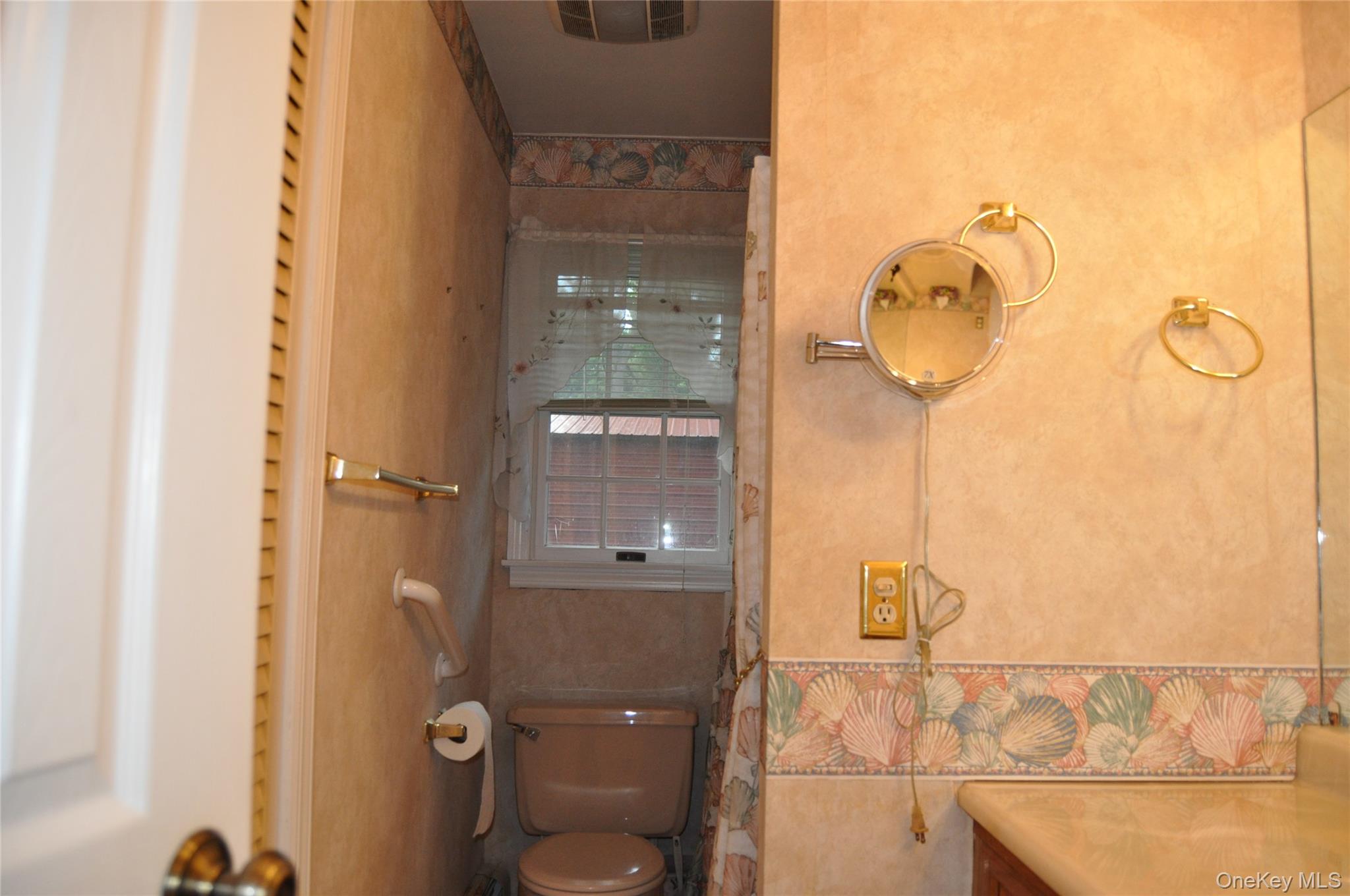 95 Lincoln Road, Medford, NY 11763