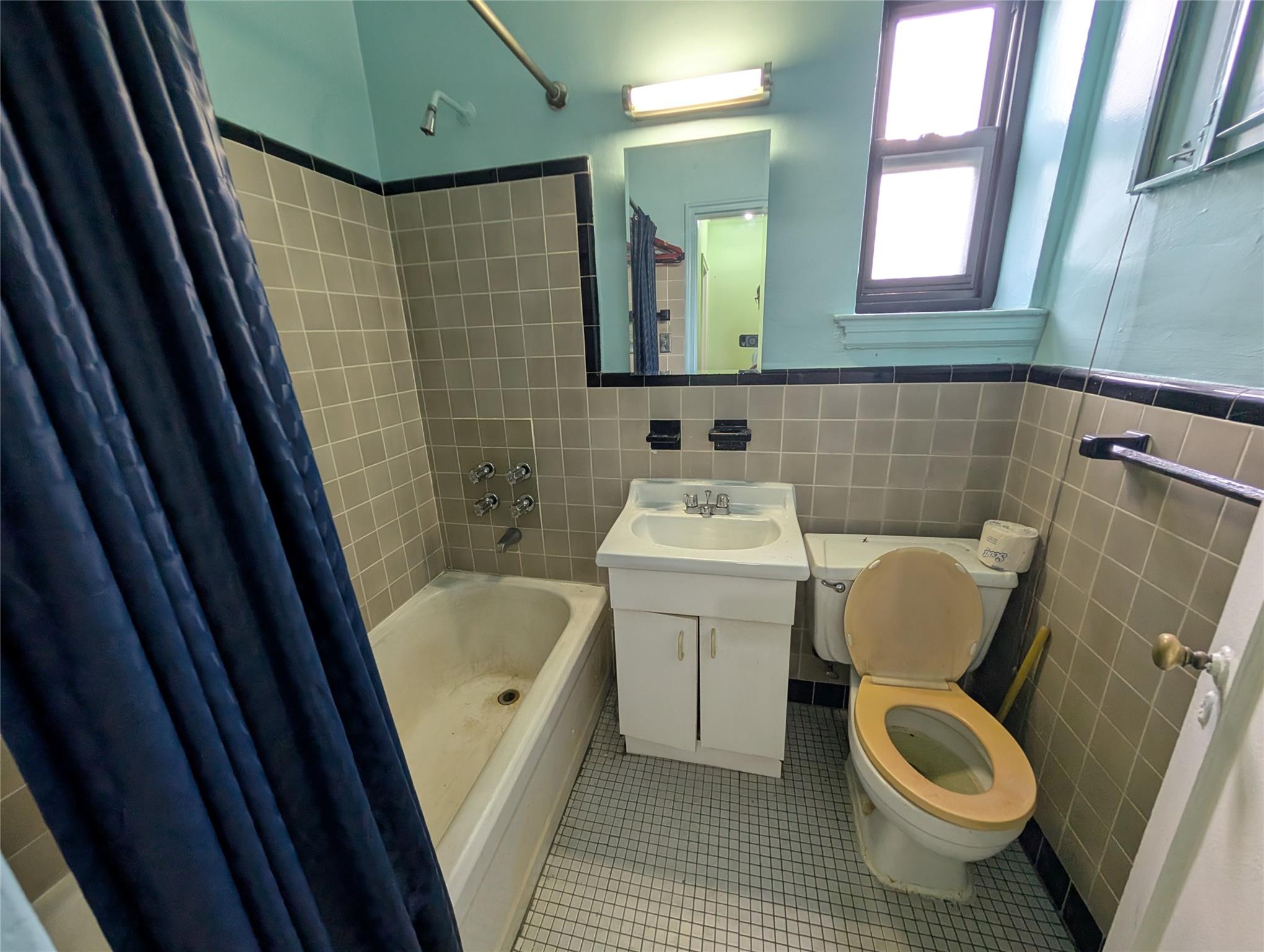 21-16 77 Street 2nd Floor, Astoria, NY 11370