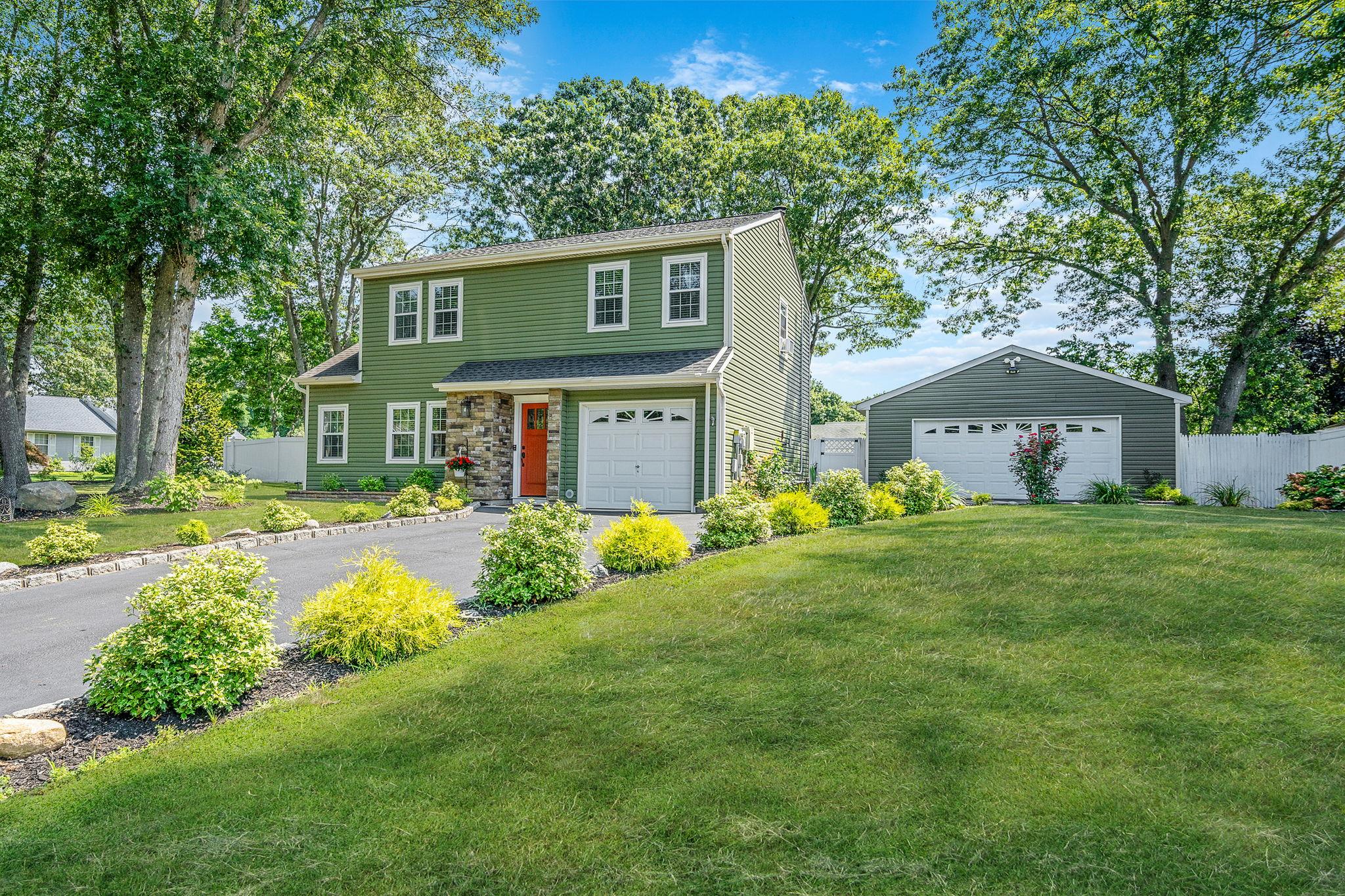 1 Burwood Lane, Coram, NY 11727