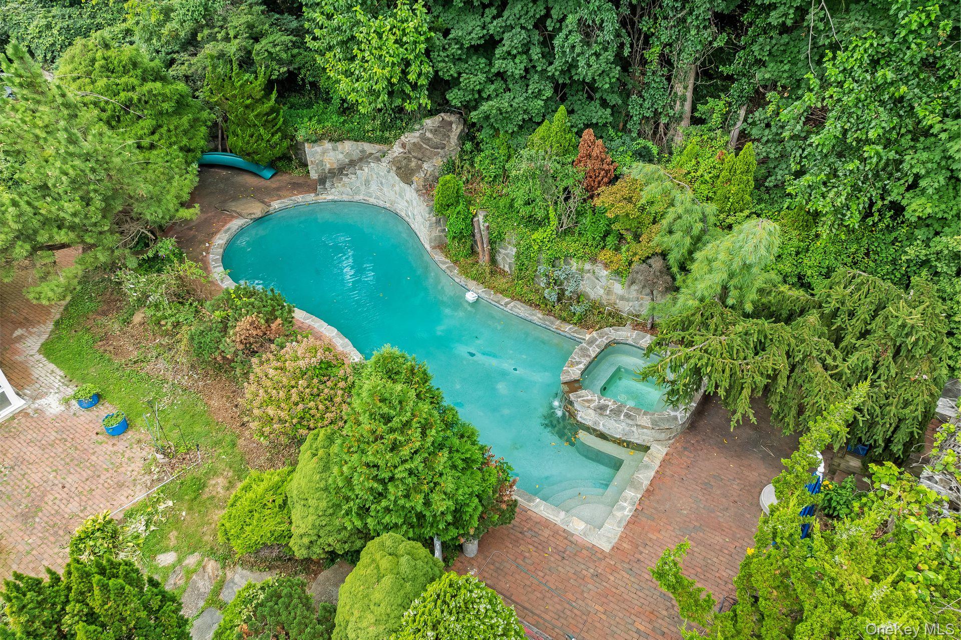 13 Whitney Circle, Glen Cove, NY 11542