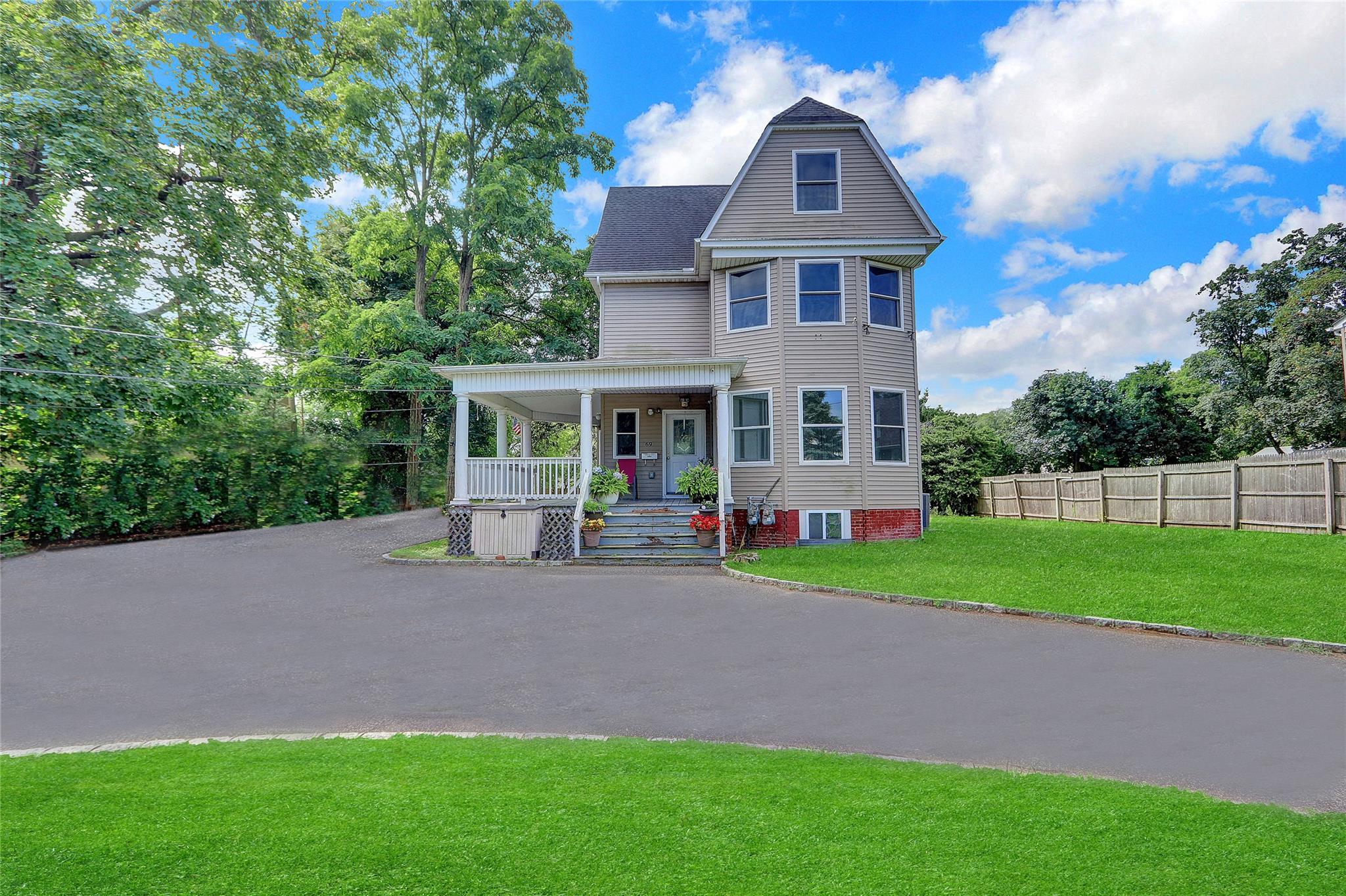 69 Landing Rd, Glen Cove, NY 11542