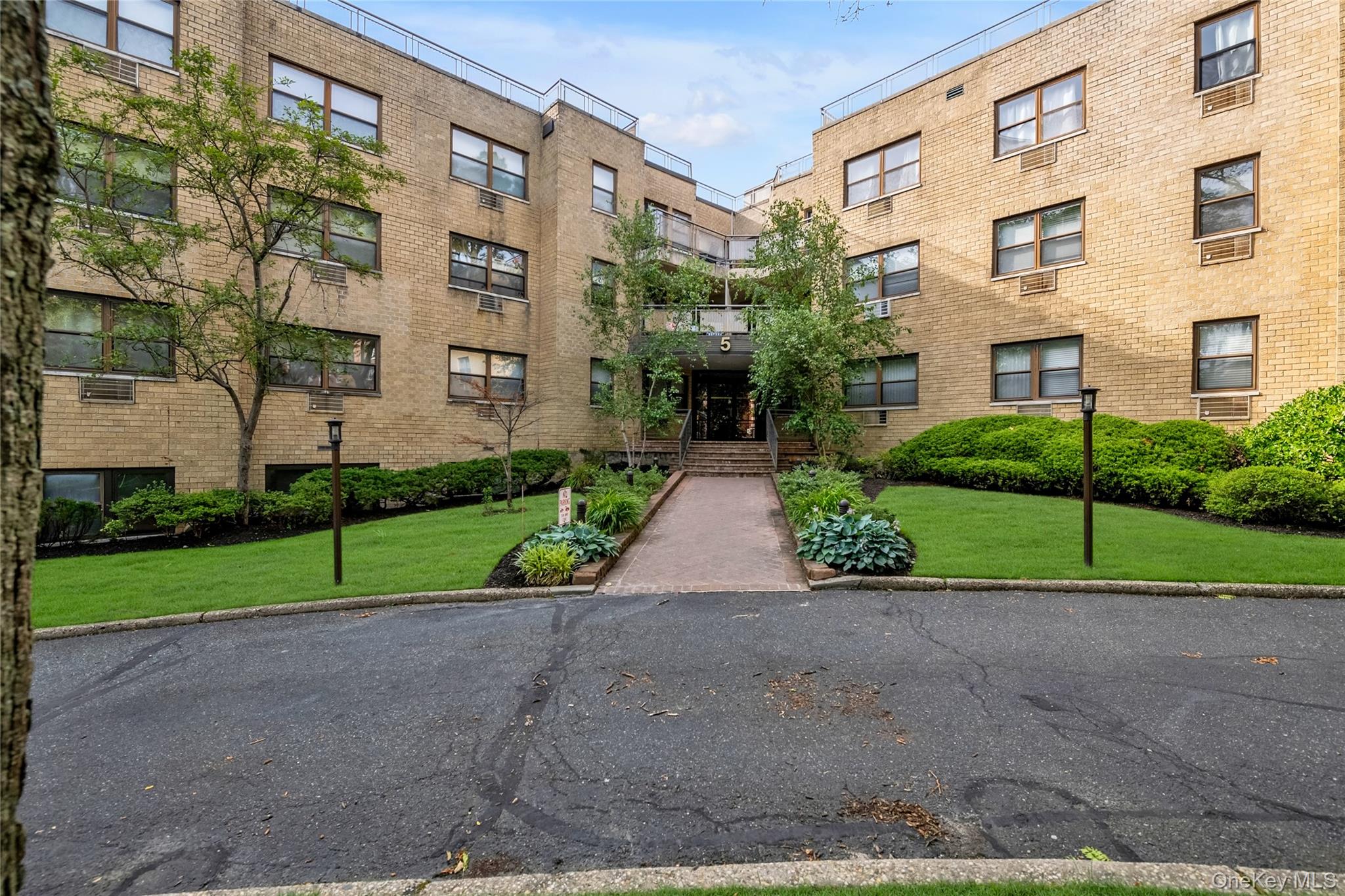 5 Schenck Avenue # 1R, Great Neck, NY 11021