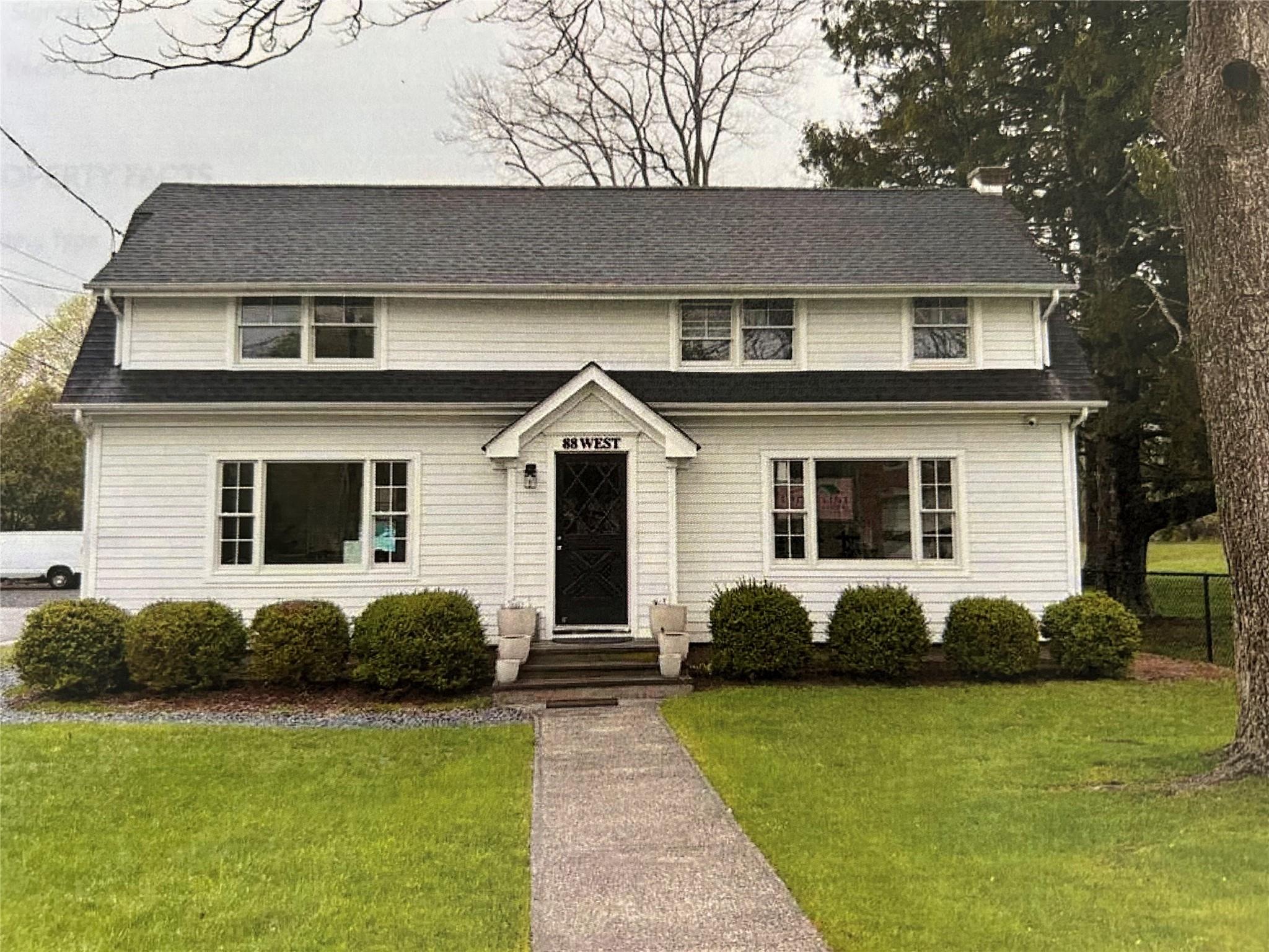 88 W Montauk Highway, Hampton Bays, NY 11946