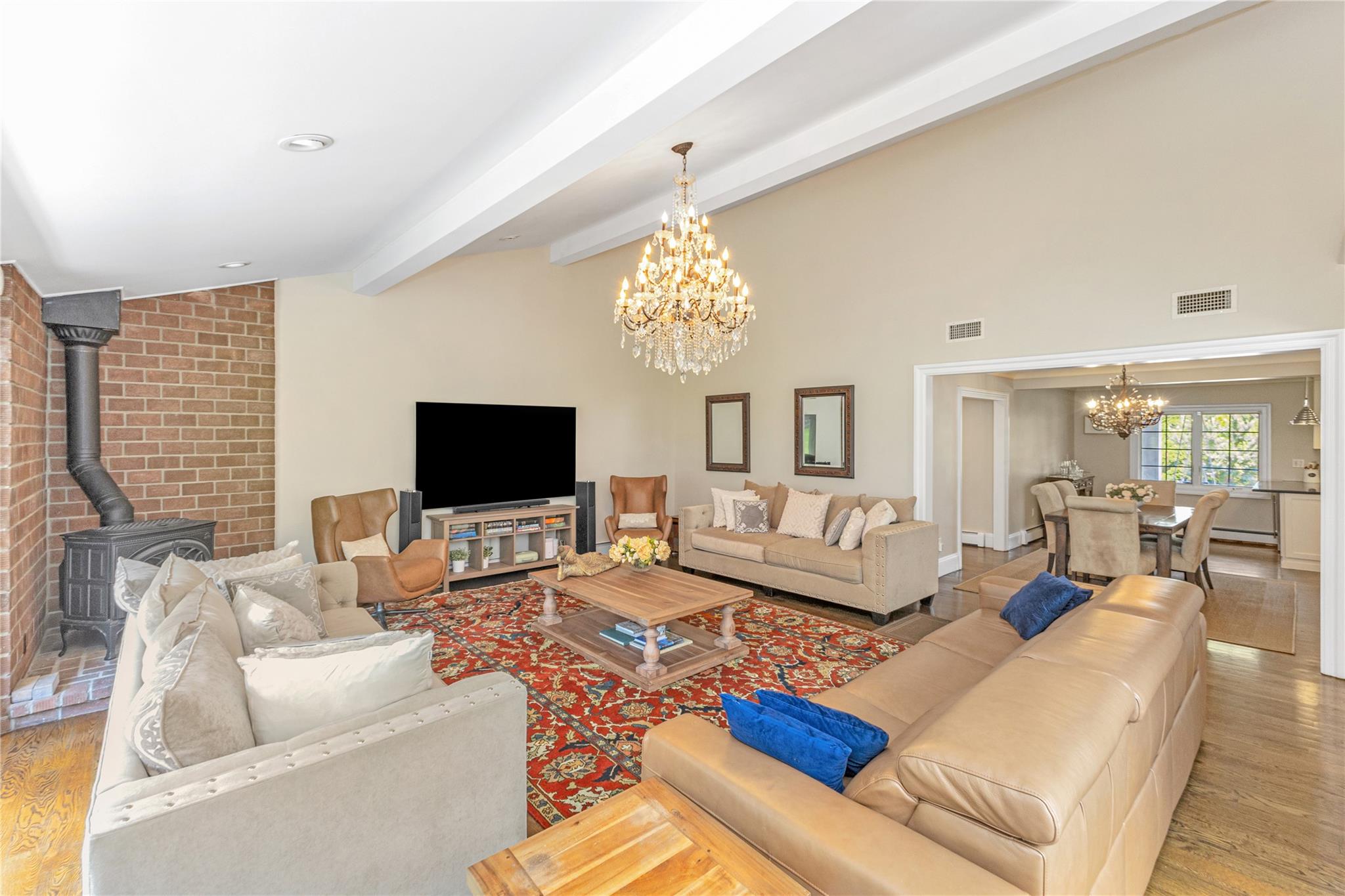 12 Overhill Lane, Roslyn, NY 11576