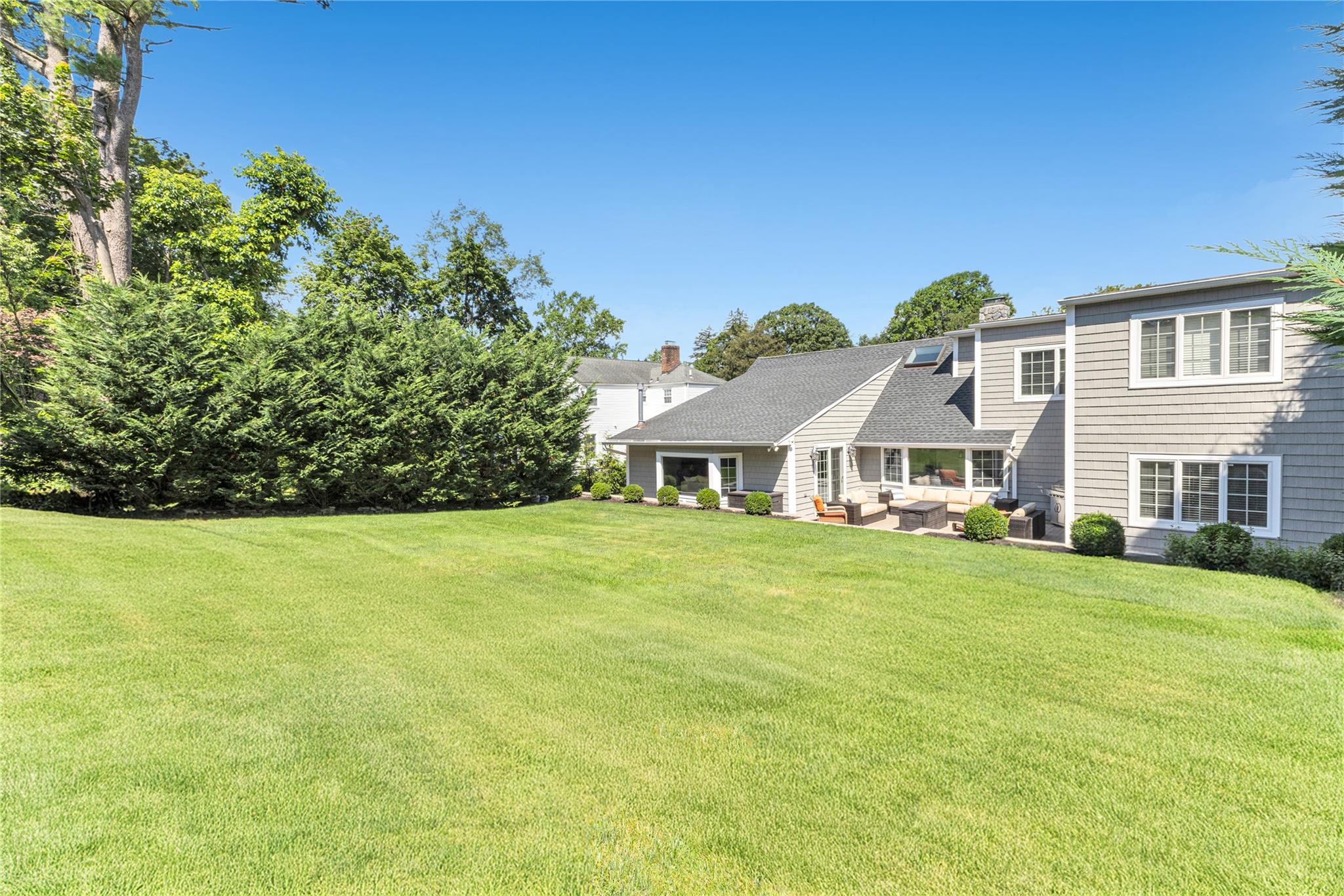 12 Overhill Lane, Roslyn, NY 11576